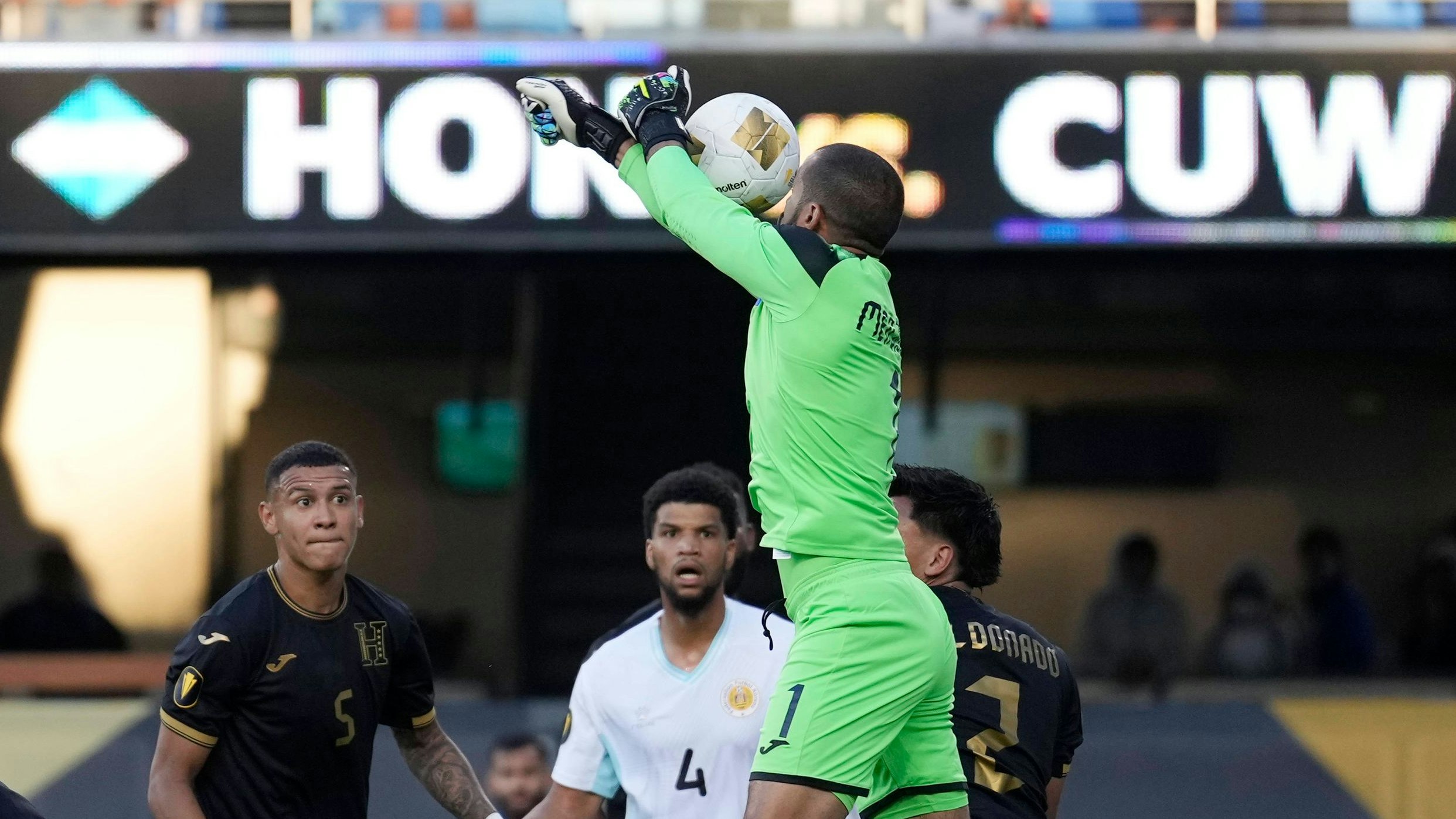 Soccer: Concacaf Gold Cup-Group Stage-Curacao at Honduras Jun 24, 2025 San Jose, California, USA Honduras goalkeeper Edrick Menjivar 1 punches the ball for an own goal in the first half against Curacao during a group stage match of the 2025 Gold Cup at PayPal Park. San Jose PayPal Park California USA, EDITORIAL USE ONLY PUBLICATIONxINxGERxSUIxAUTxONLY Copyright: xStanxSzetox 20250624_lbm_si6_175