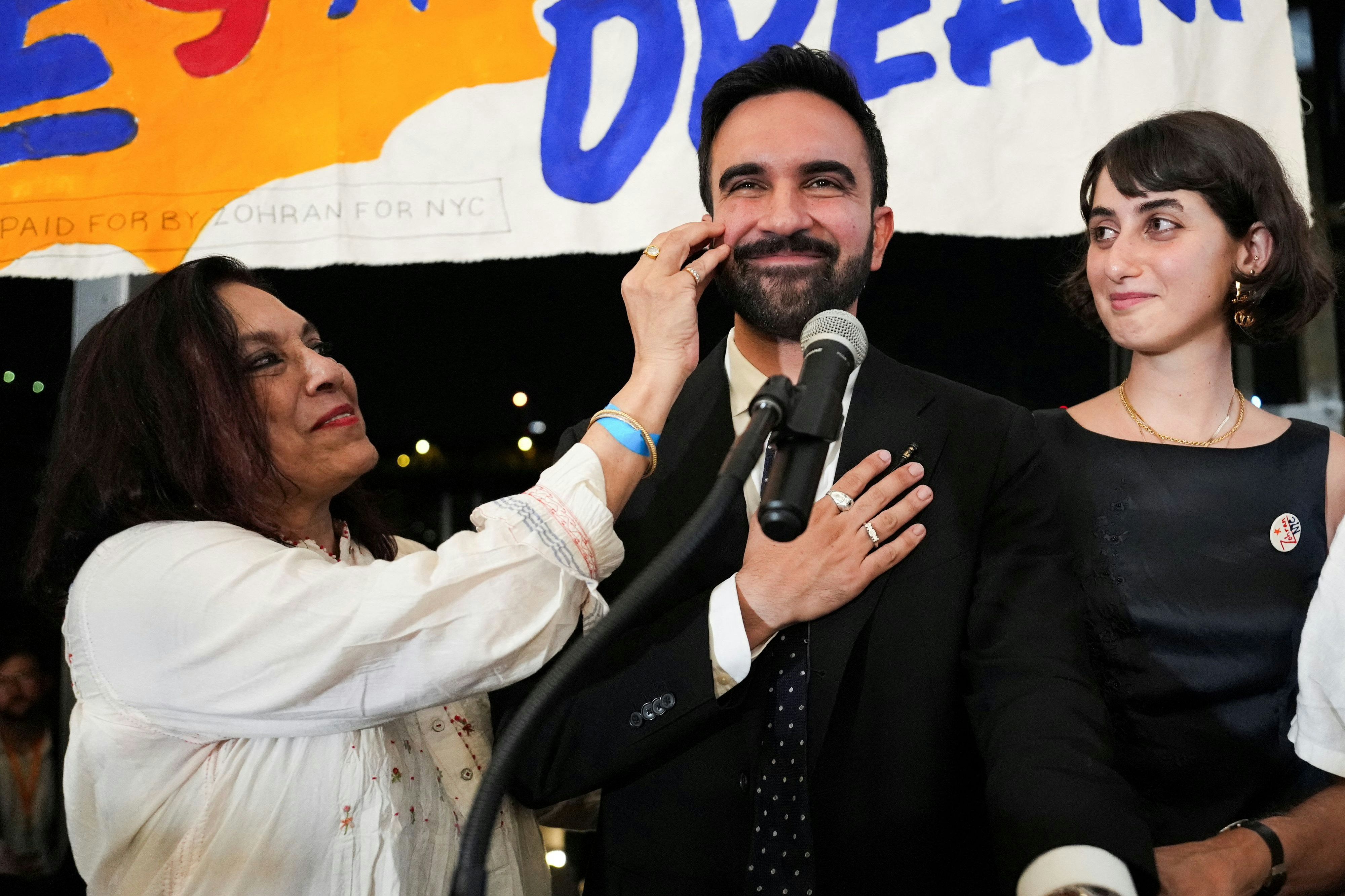 Zohran Mamdani mit seiner Mutter Mira Nair und Ehefrau Rama Duwaji 