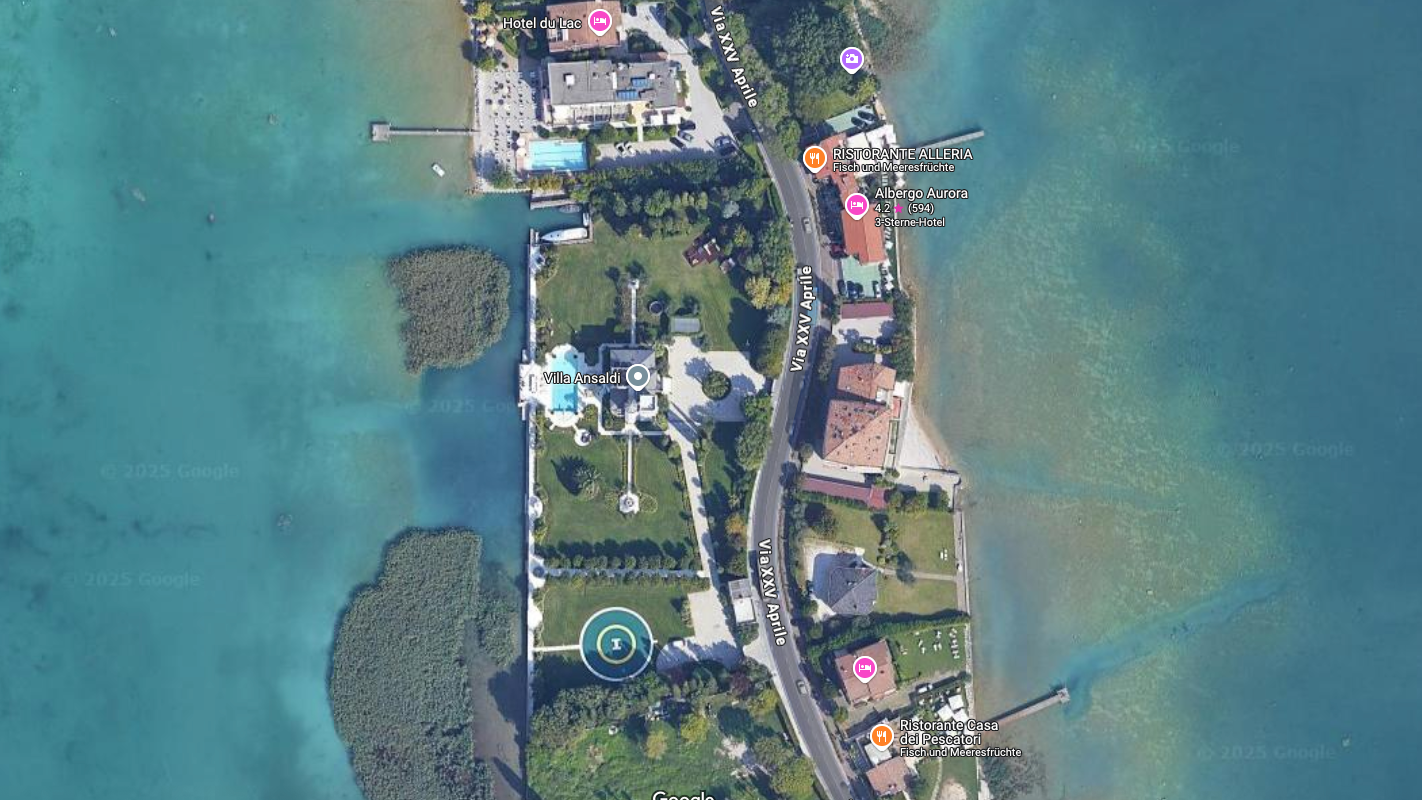 Die Villa aus der Sicht von Google Maps: 12 Hektar Park, Hubschrauberlandeplatz, Bootsmole