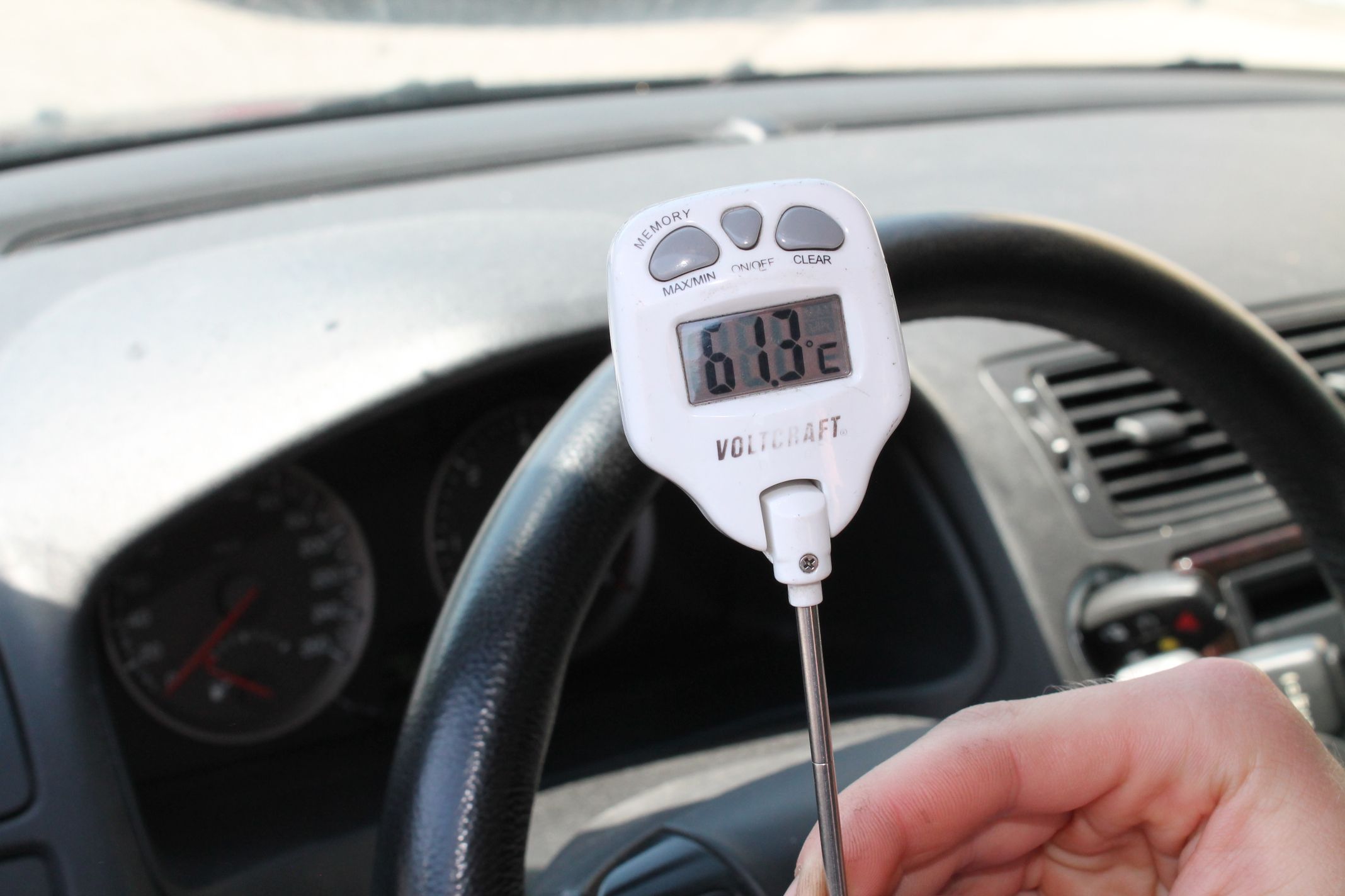 Heiß wie in der Sauna: Autos können schnell zu Hitzefallen werden.