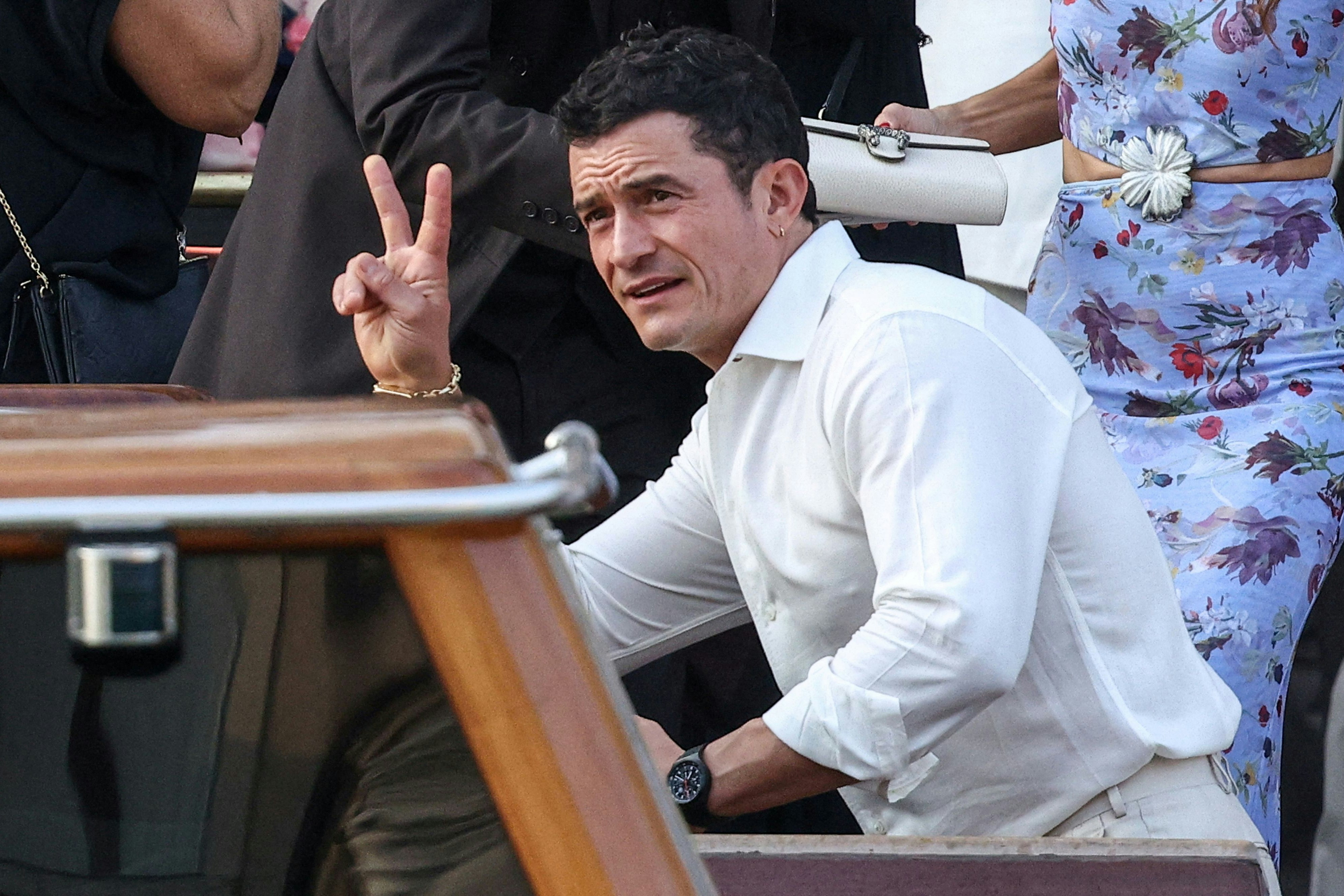 Orlando Bloom gibt Zeichen, als er das Gritti Palace Hotel verlässt