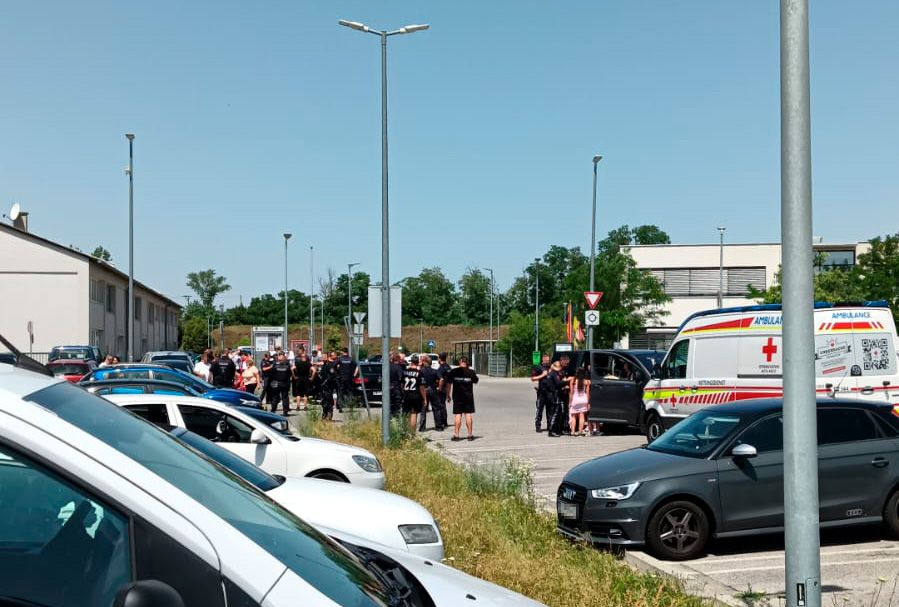 Wilde Auseinandersetzung in Strasshof an der Nordbahn. 