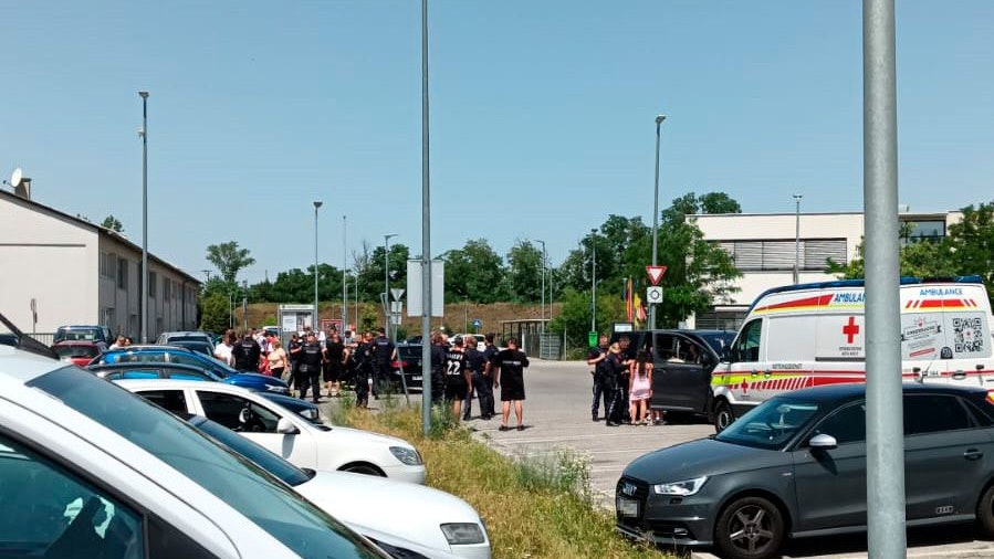 Wilde Massenschlägerei eskaliert vor Schule komplett