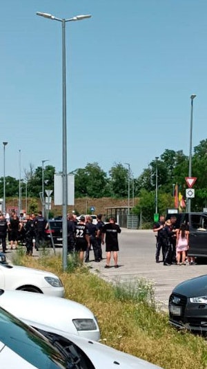 Schlägerei in Strasshof: Polizei stoppt Auseinandersetzung vor Schule. Sechs Verletzte, keine Festnahmen. Ermittlungen laufen. Aktuelle Infos hier.