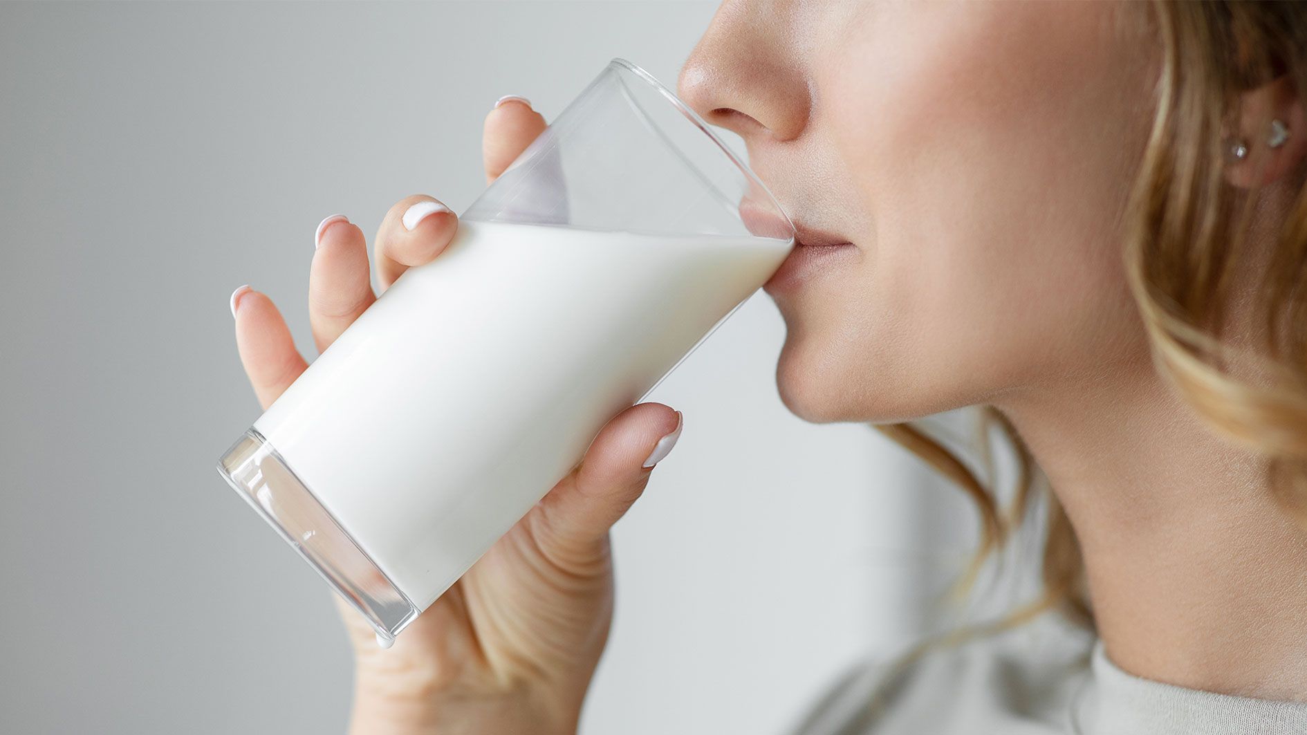 Da Milch Proteine, Laktose und Zucker enthält, hydriert diese den Körper besser.