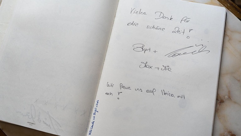 In Italien wird derzeit das Inventar der Signa-Villa am Gardasee versteigert. Um René Benkos persönliches Gästebuch ist dabei ein Bieter-Wettstreit entstanden. Aktuell muss man dafür bereits 17.500 Euro hinblättern. Warum will jemand so viel dafür bezahlen?
