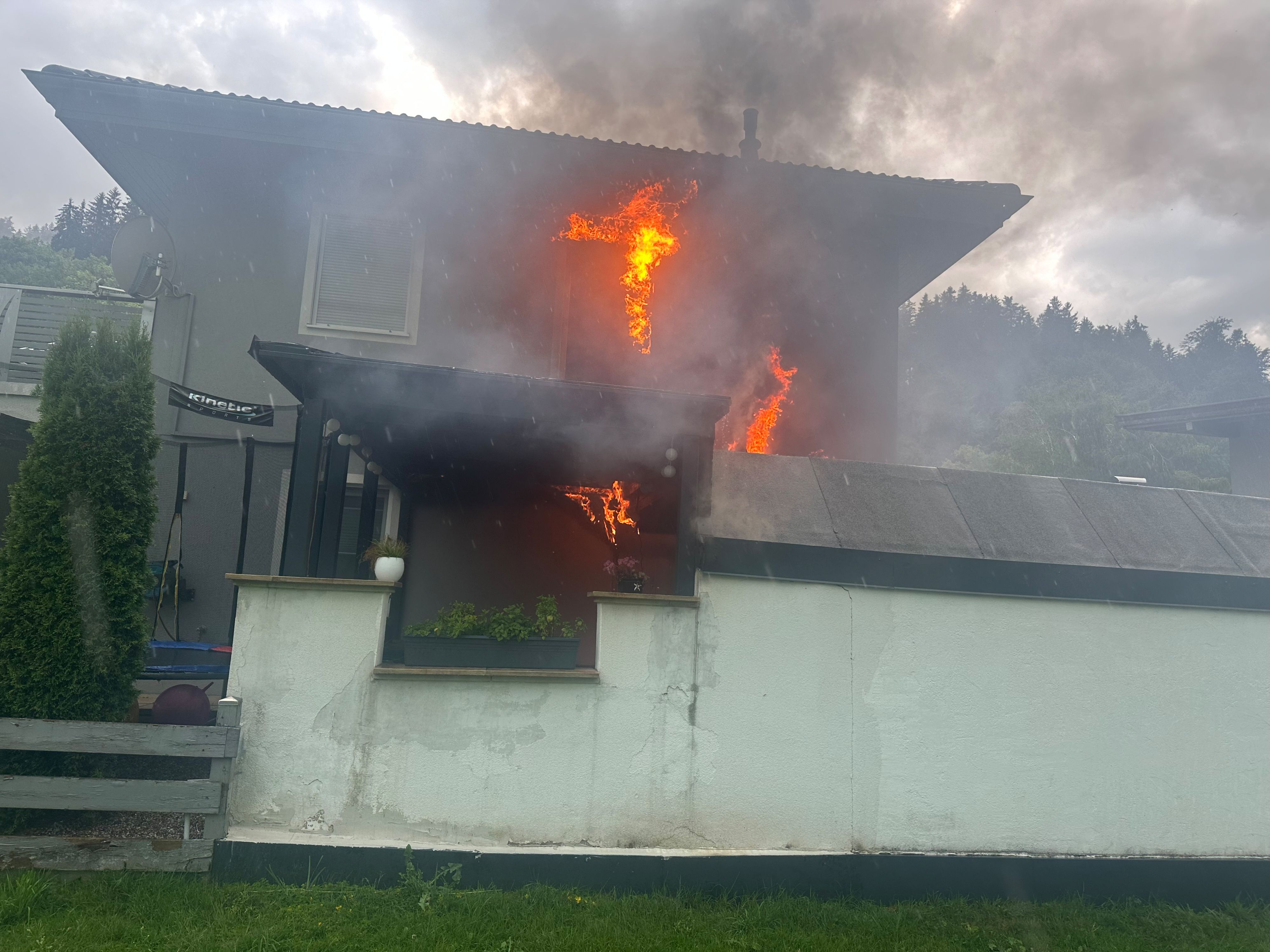 Nach einem Blitzschlag stand ein Einfamilienhaus in Wörgl in Flammen.