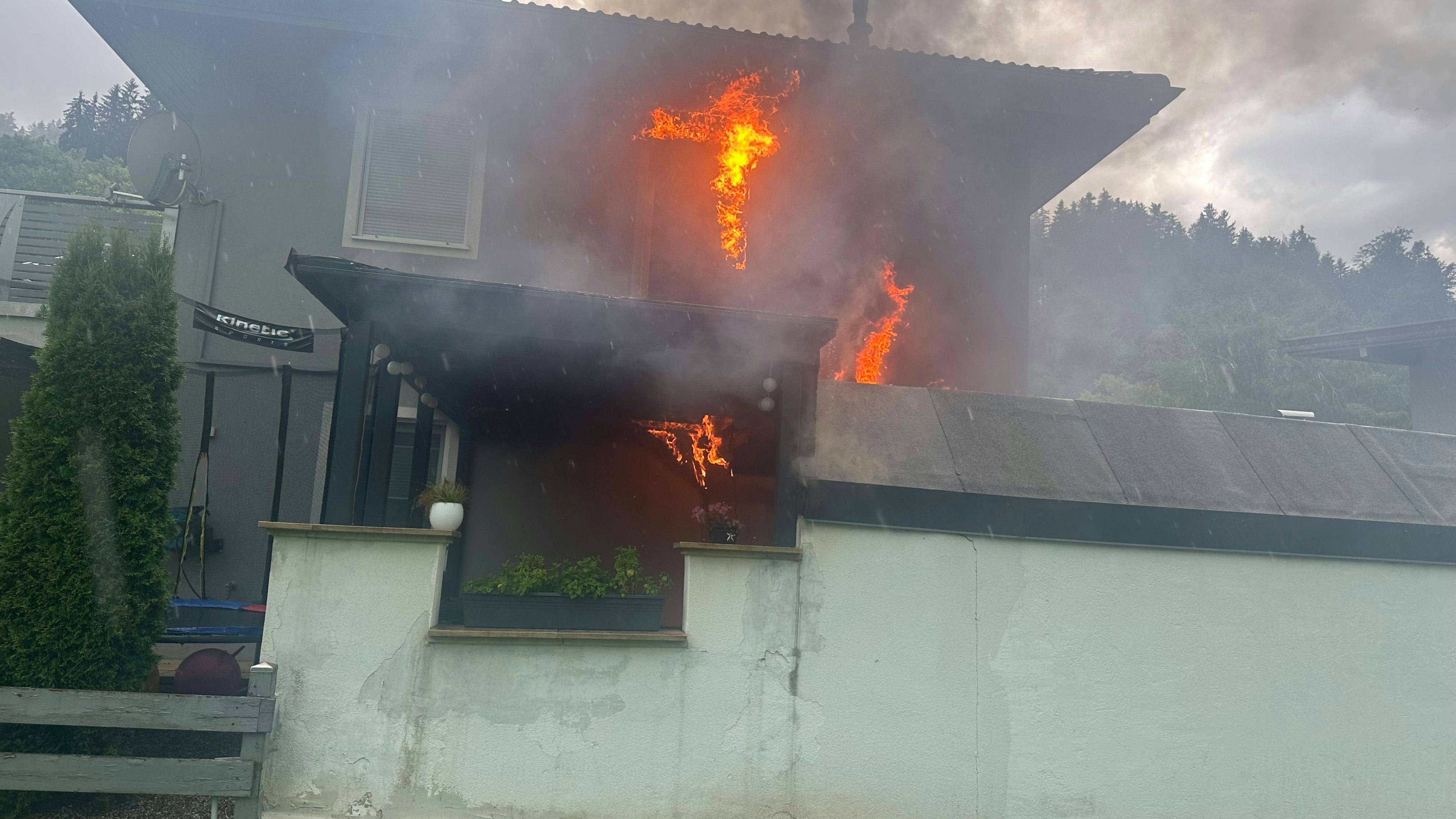 Heute.at - Blitz schlägt in Fassade ein – dann brennt ganzes Haus