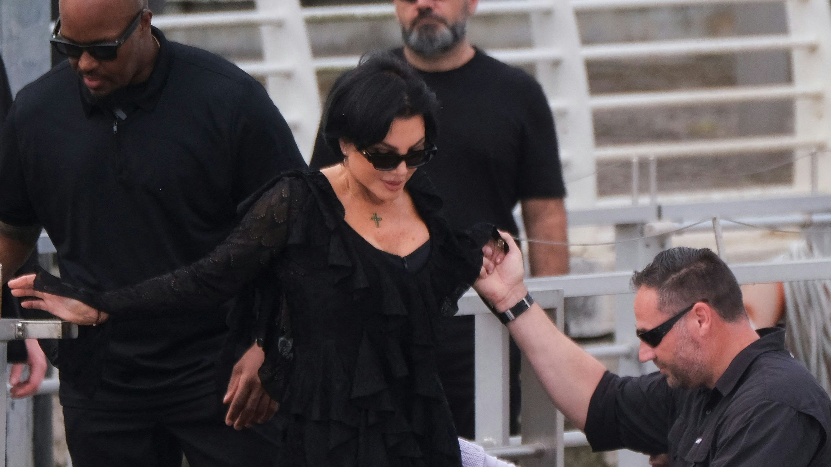 Kris Jenner ließ sich in Venedig ins Boot helfen. Ihr Partney Corey Gamble wartete hinter ihr, dass er auch einsteigen konnte.