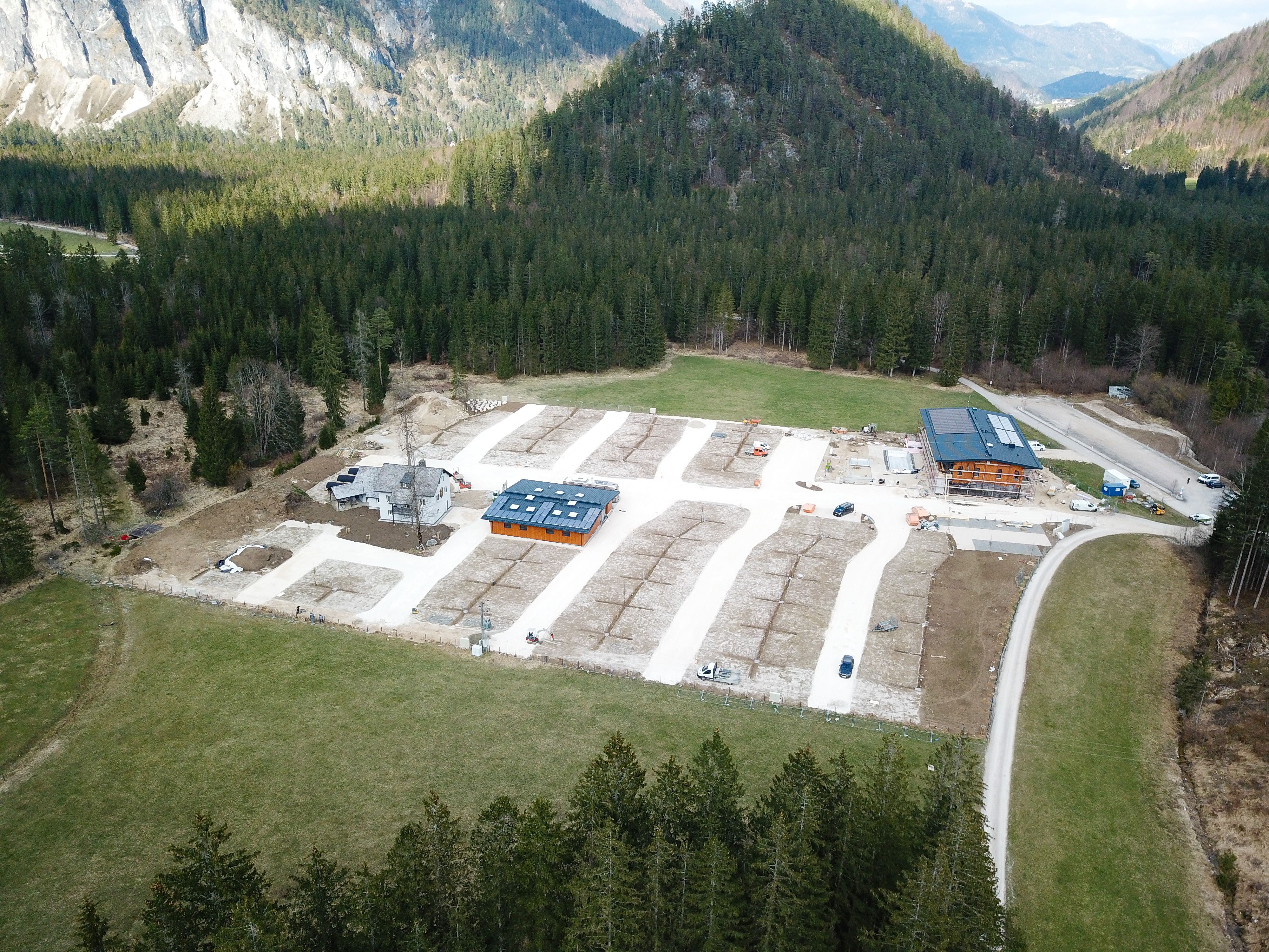 Unansehnliche Betonwüste: Bodenversiegelung für den Campingplatz-Neubau in Hinterstoder (OÖ).