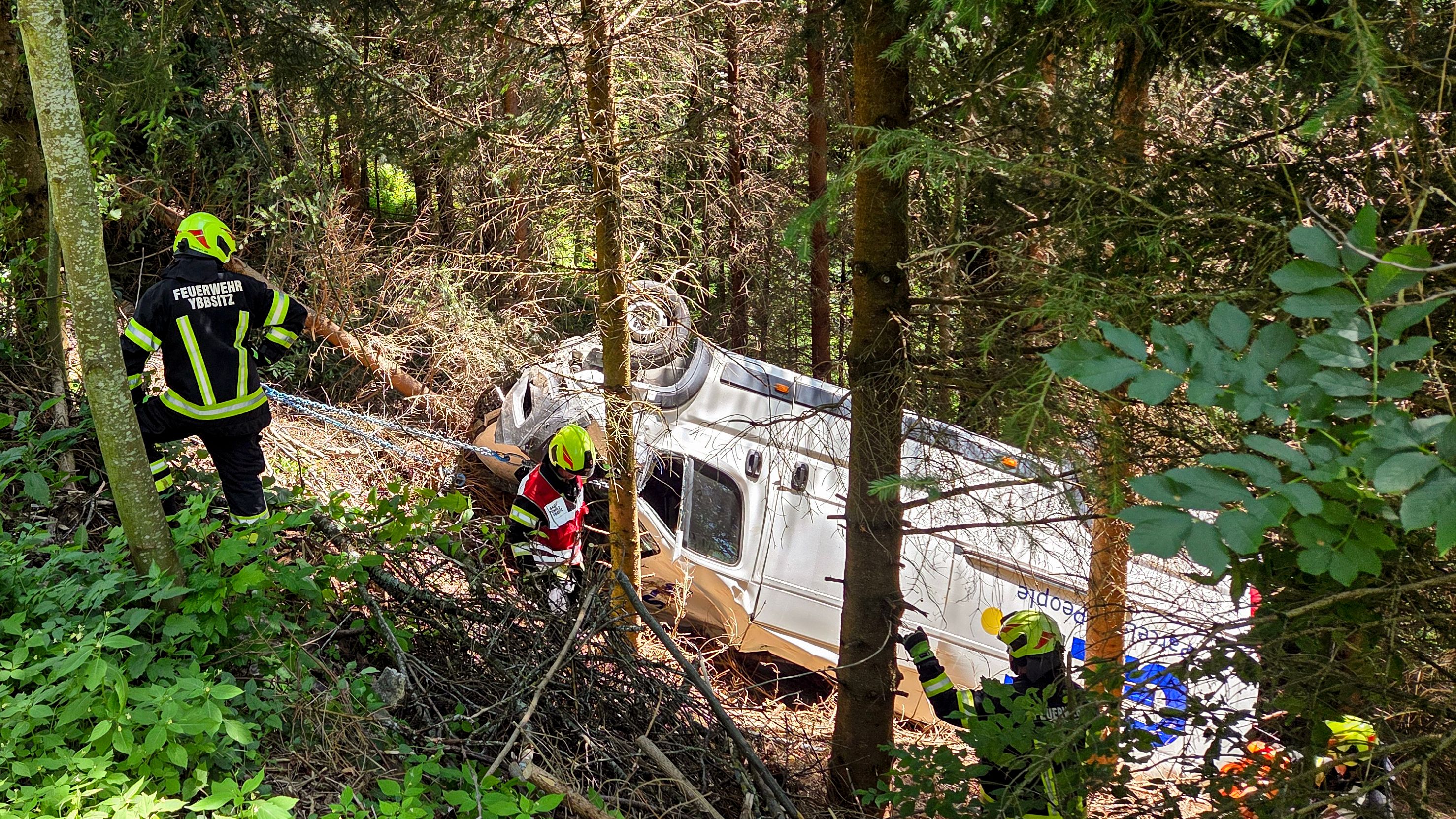 Das Unfallfahrzeug musste aus einem schwer zugänglichem Waldstück geborgen werden.