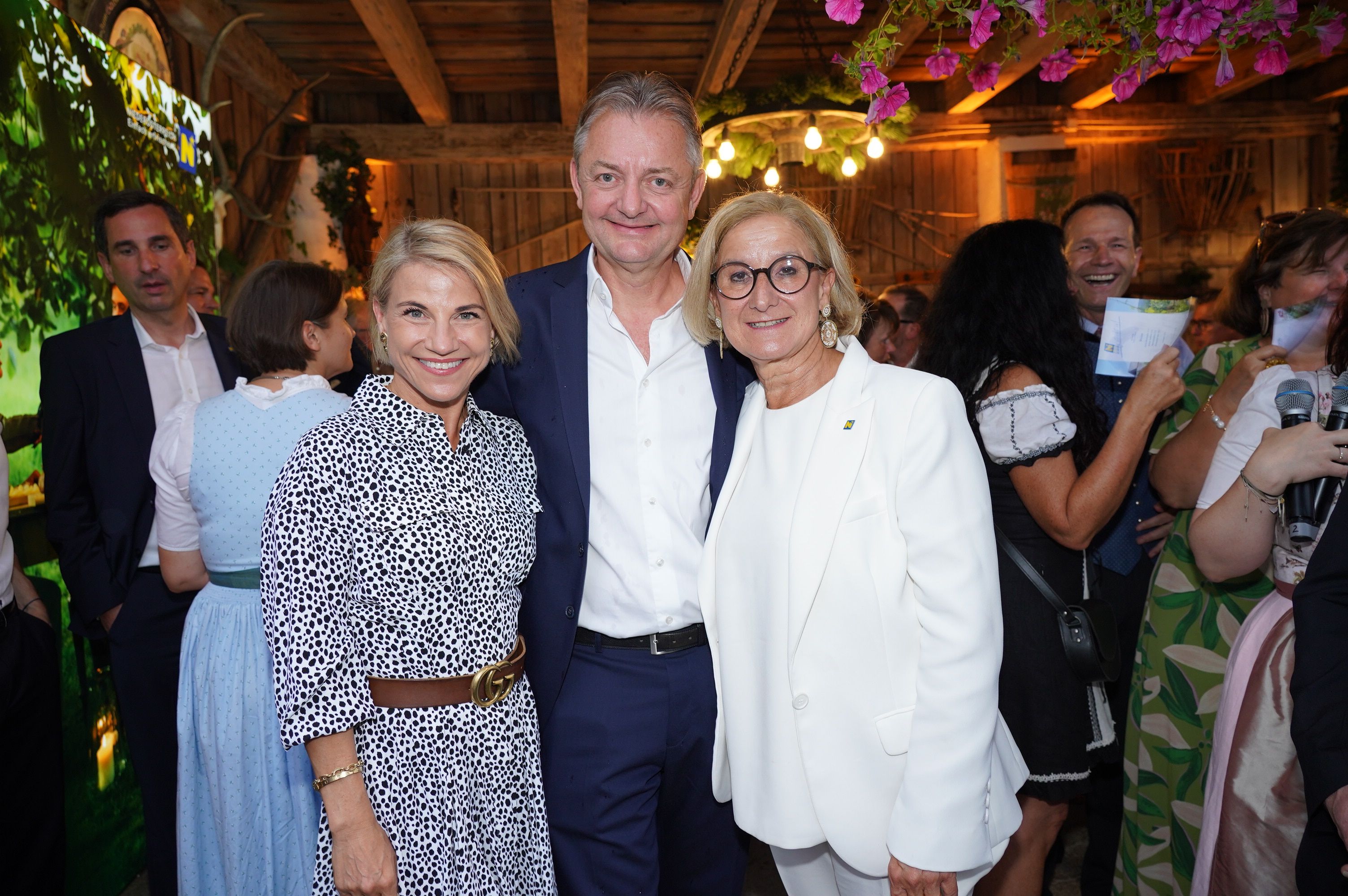 Kristina Sprenger und ihr Ehemann Gerald Gerstbauer folgten der Einladung zum Heurigen von Landeshauptfrau Johanna Mikl-Leitner.