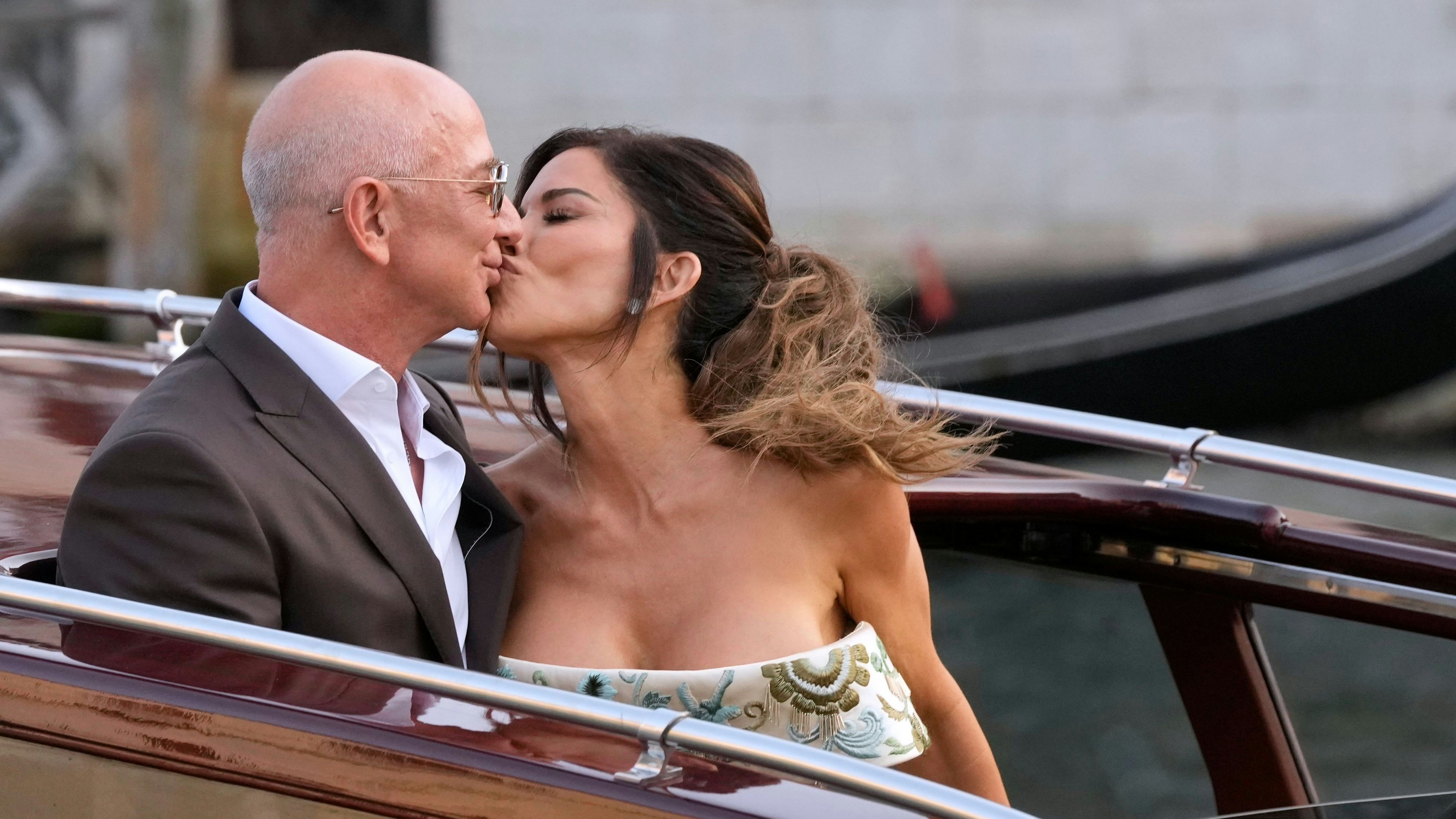 Jeff Bezos, hier bei der Hochzeit mit Lauren Sanchez, ist einer der großen Profiteure des Booms