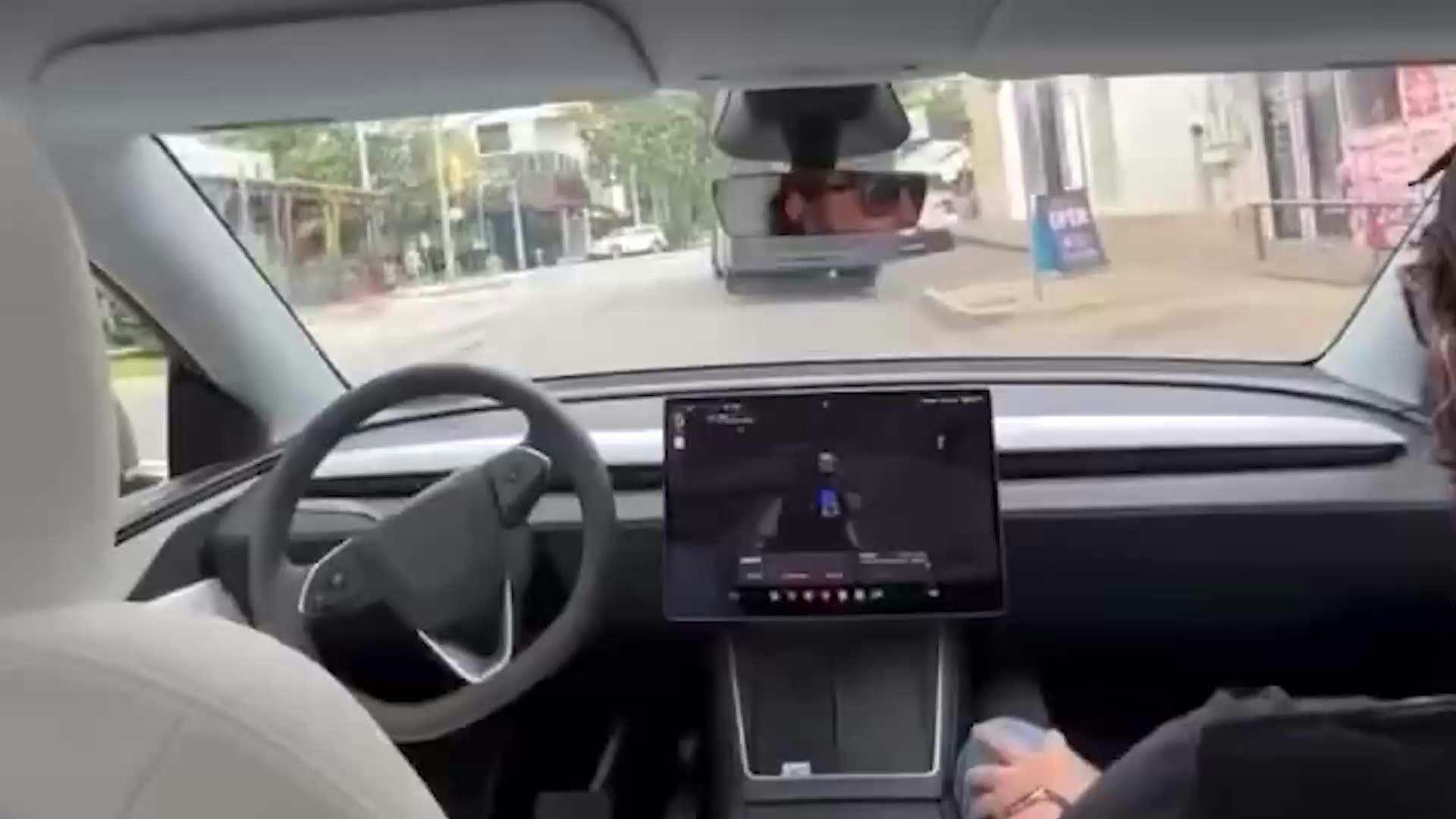 Heute.at - Elon Musks Robotaxis zeigen unfassbare Fahrfehler