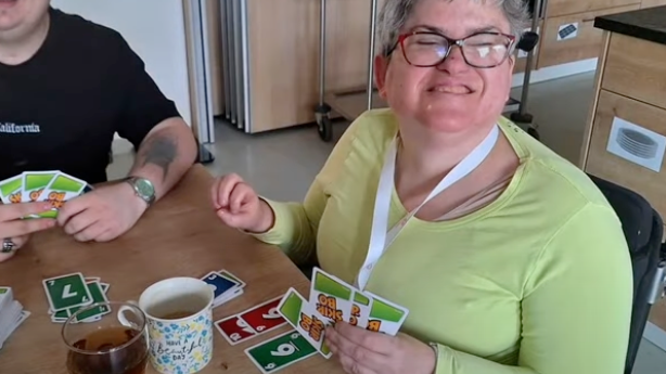 Mit Mitbewohnern vertreibt Sabine sich ihre Zeit.