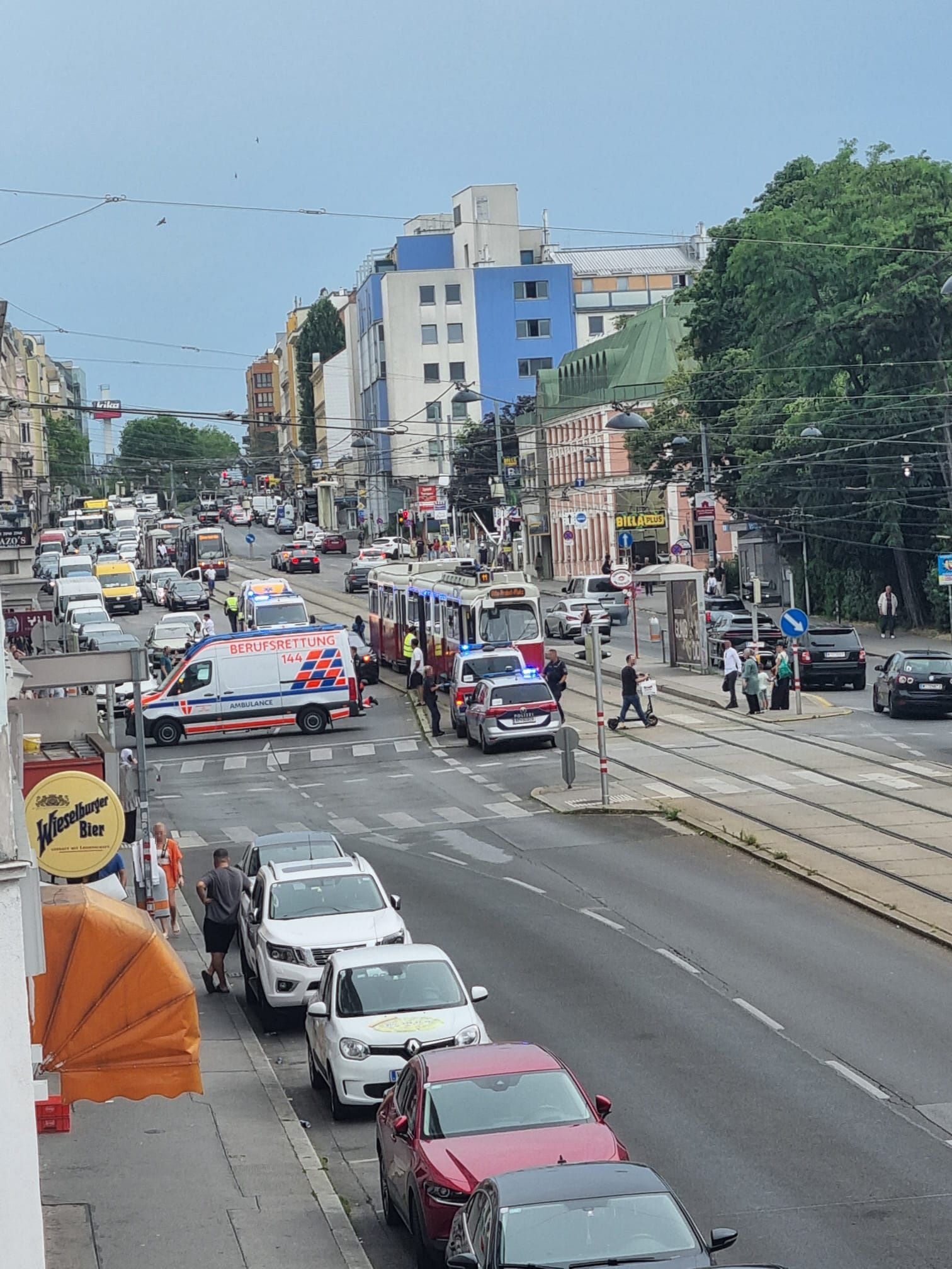 Unfall auf der Laxenburger Straße: Straßenbahn erfasst Fußgänger.