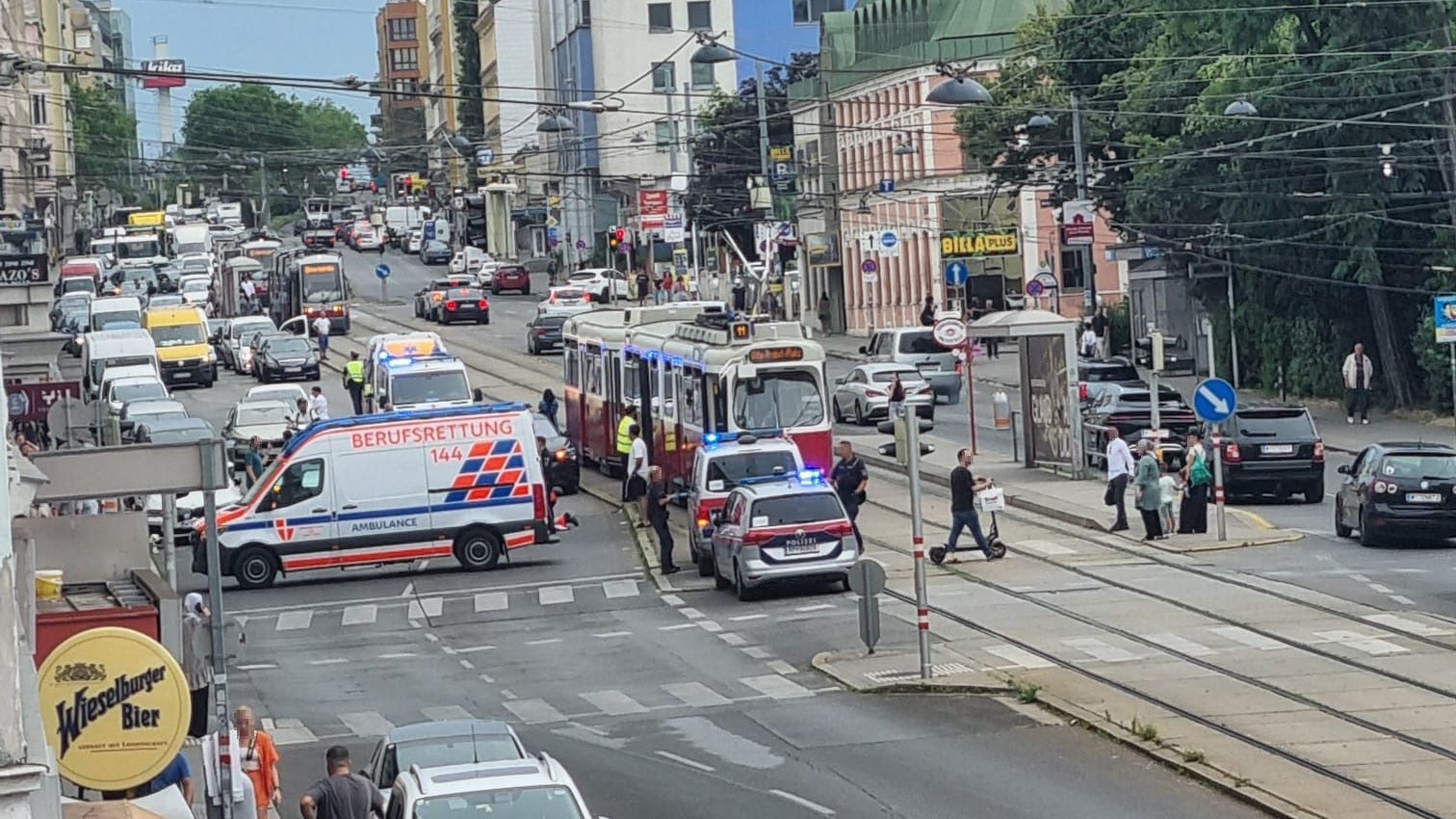 Heute.at - Straßenbahn erfasst Wiener und verletzt ihn schwer