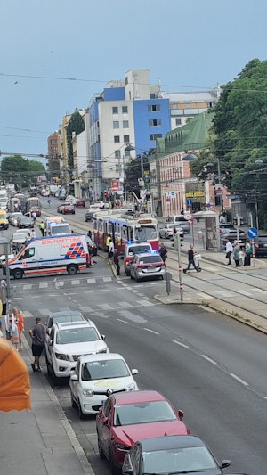 In Wien-Favoriten wurde ein etwa 40-jähriger Mann von einer Straßenbahn erfasst und schwer verletzt. Er schwebt aktuell in Lebensgefahr.