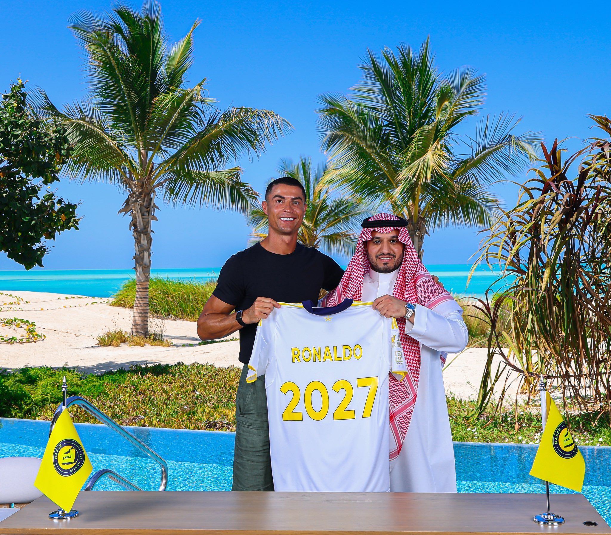 Cristiano Ronaldo (l.) kickt bis 2027 in der Wüste.