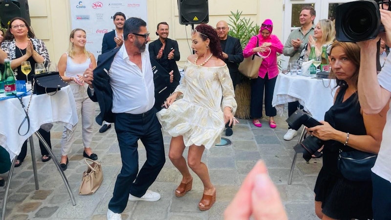 Christina "Mausi" Lugner und Mauro Maloberti tanzen durch die Innenstadt