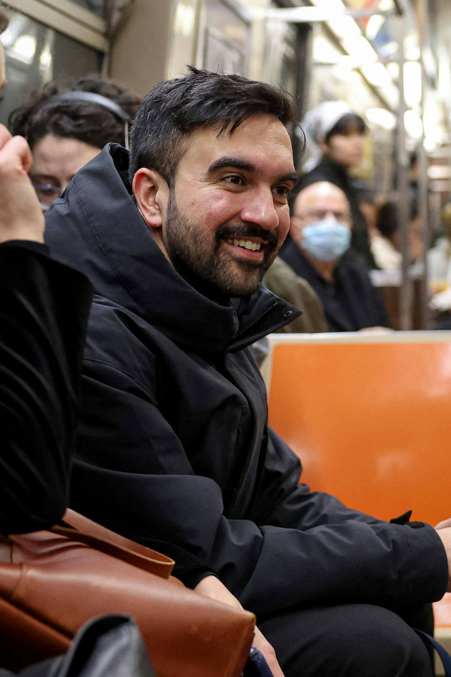 Zohran Kwame Mamdani im Wahlkampf in der U-Bahn von New York