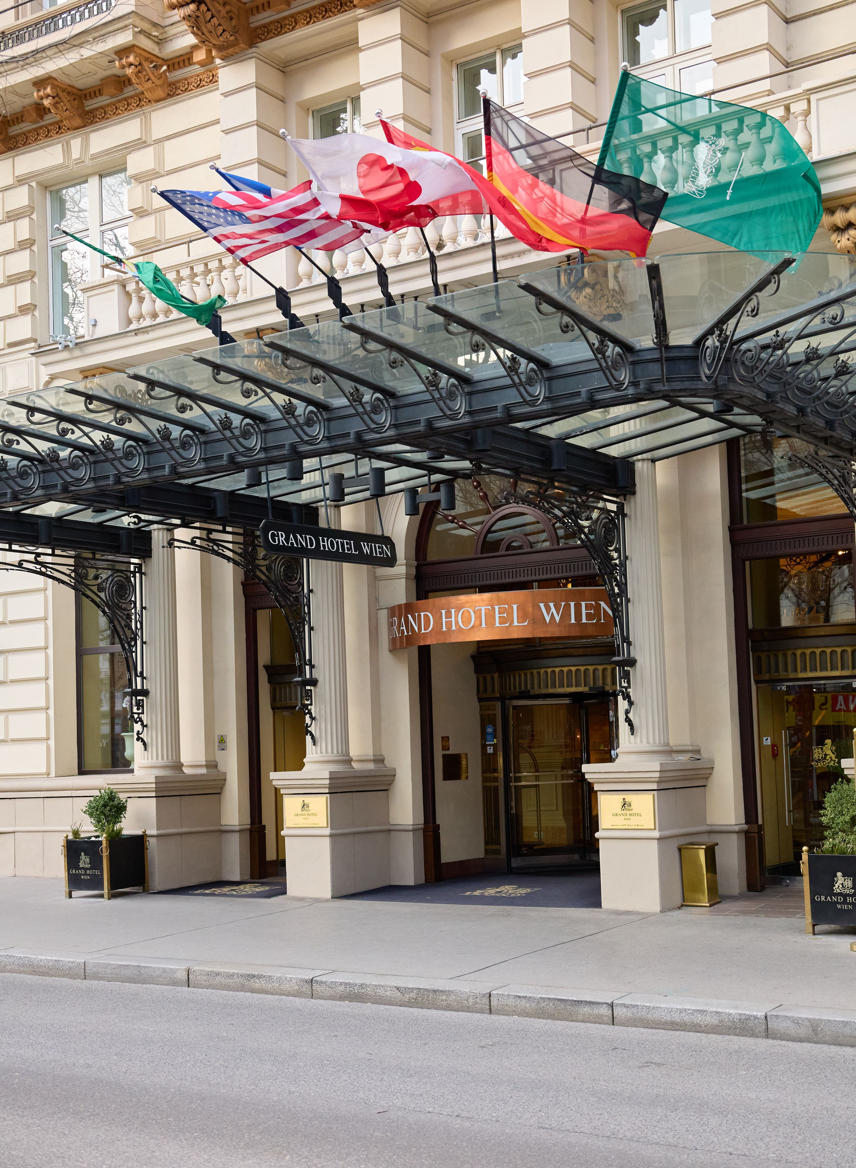 Das Eingangsportal des Grand Hotel Wien am Kärntnerring.