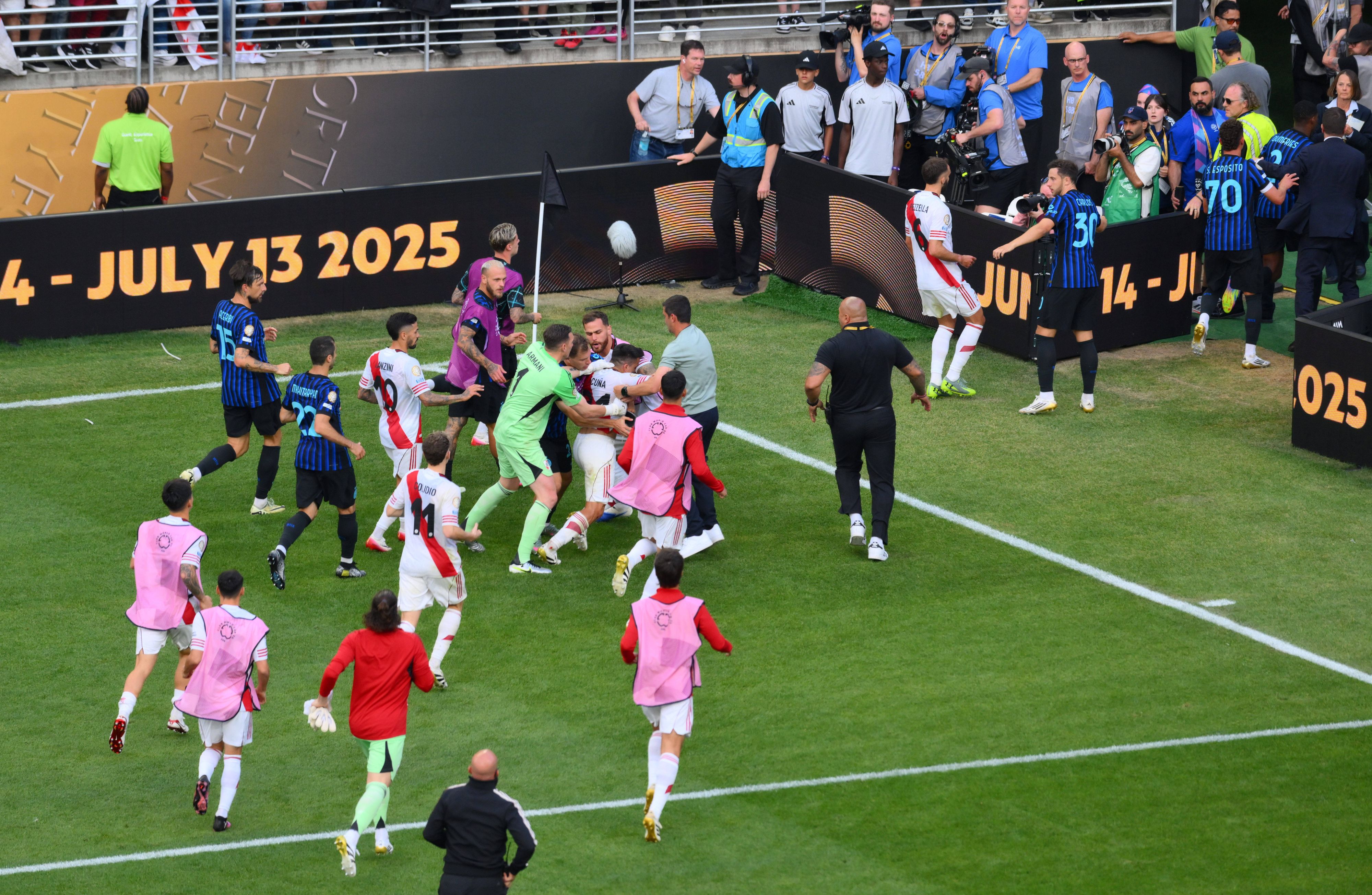 Nach dem Spiel kam es zu einer Rudelbildung.