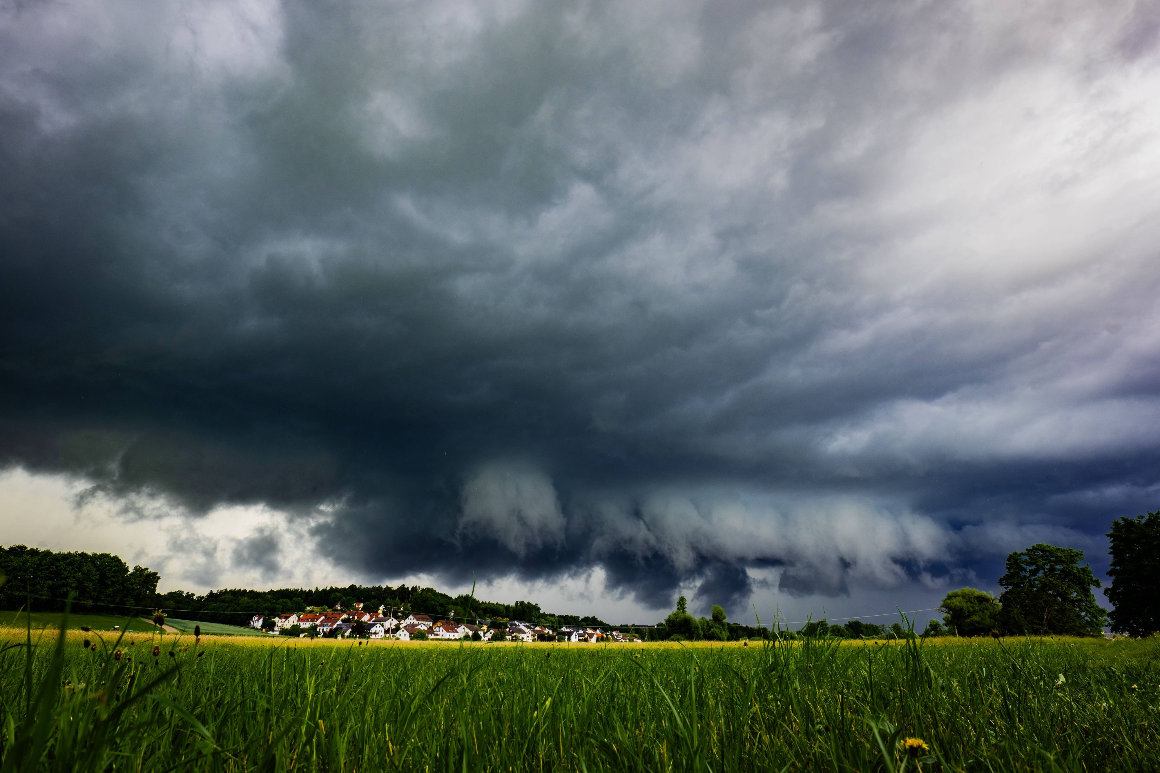 Ein heftiges Unwetter steuert am Donnerstag auf Österreich zu.