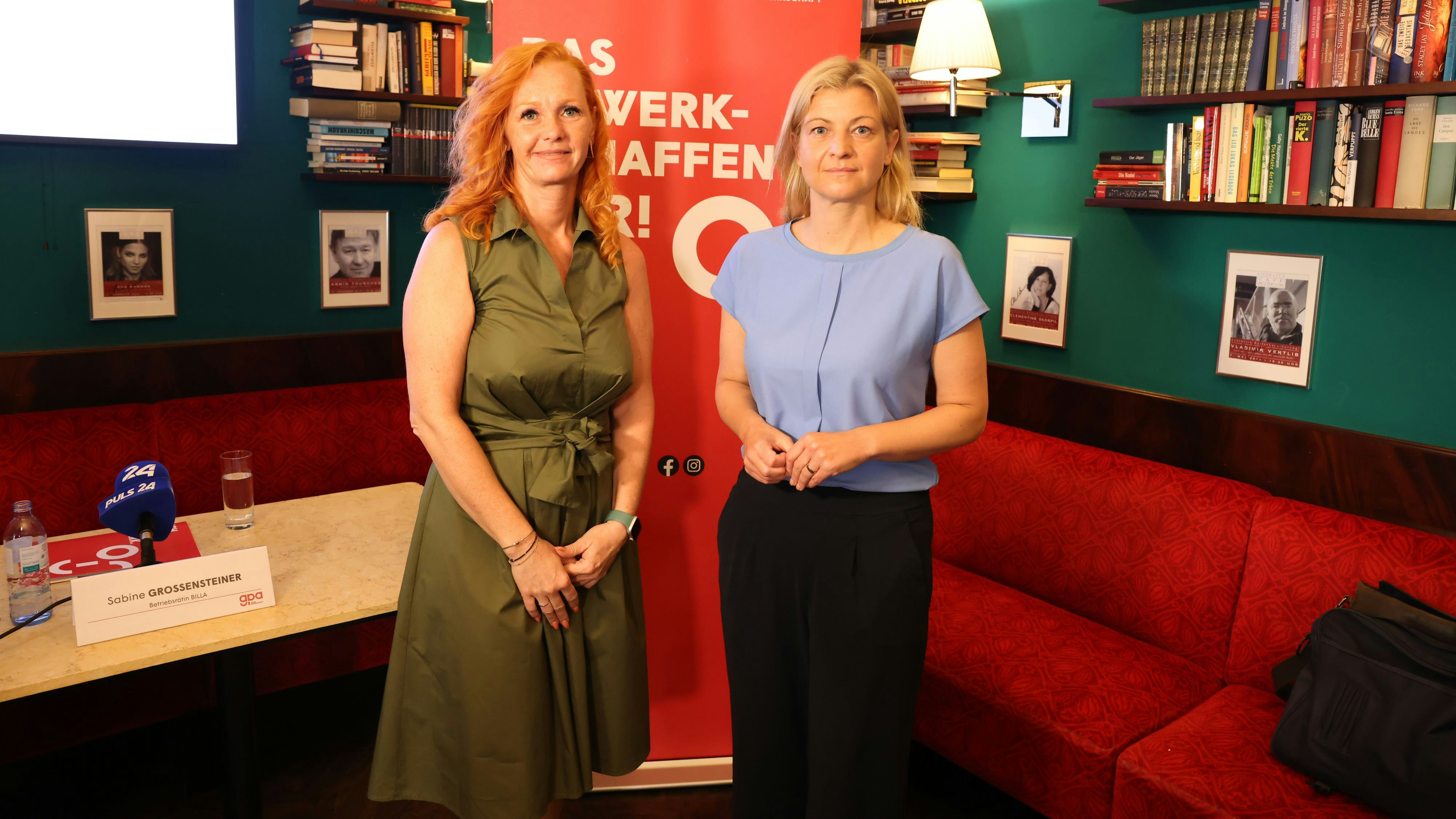 Rewe-Betriebsrätin Sabine Grossensteiner (l.) und GPA-Vorsitzende Barbara Teiber