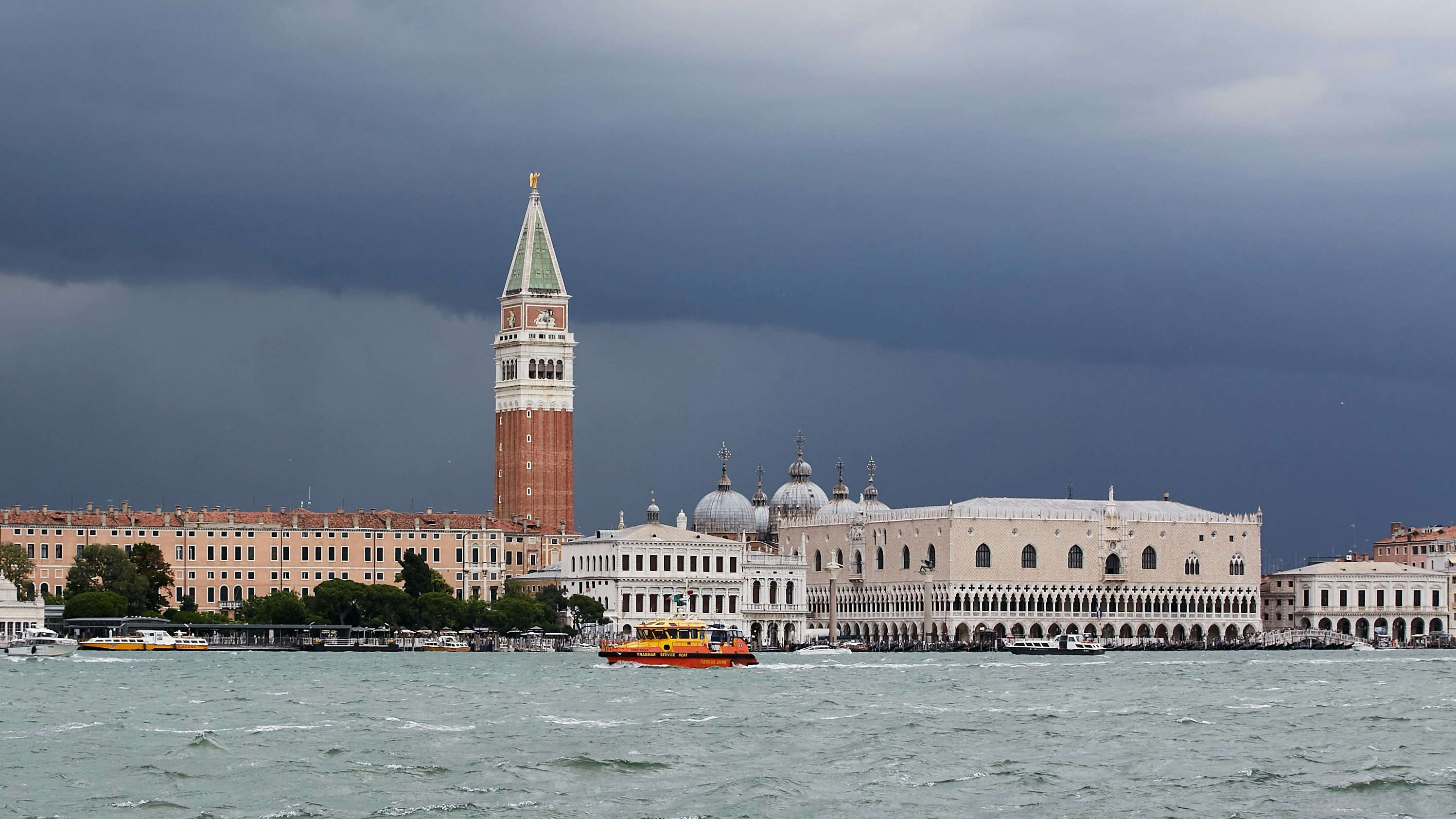 Blick vom Becken von San Marco auf Venedig-San Marco mit Gewitterwolken.