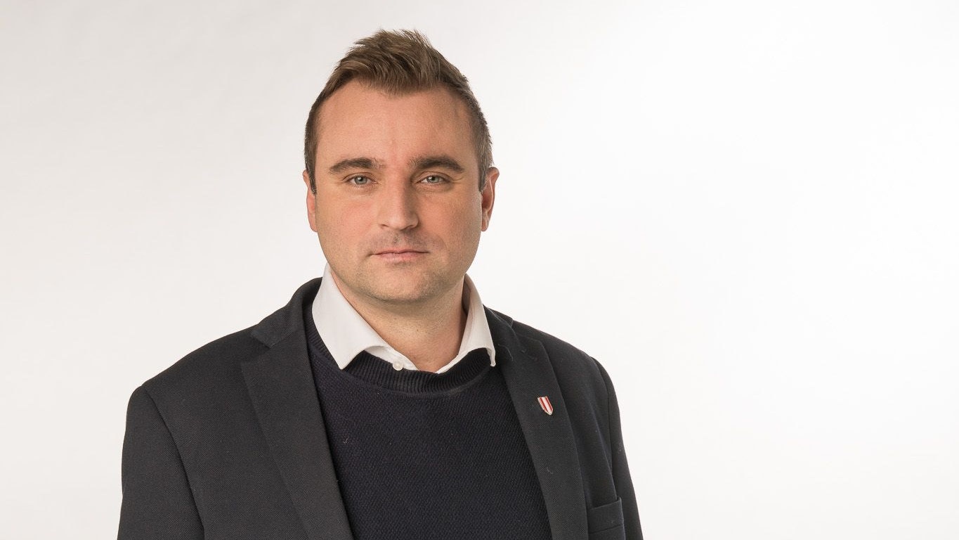 "Es ist eine Schande, was aus dem Laaerbergbad in Favoriten geworden ist. Mädchen und Frauen können sich nicht einmal mehr in einem Freibad sicher fühlen", so Bezirksvorsteher-Stellvertreter aus Favoriten, Christian Schuch.