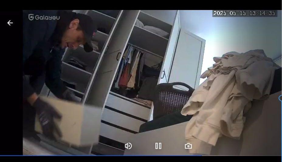 Der Mann wurde während des Einbruchs gefilmt.