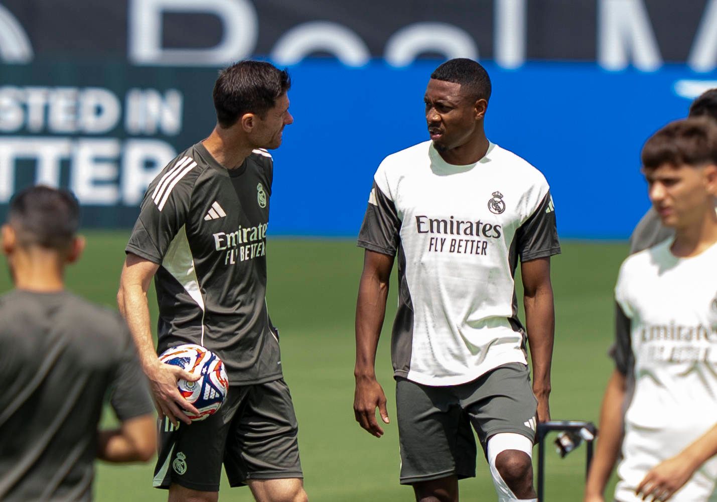 Xabi Alonso im Gespräch mit David Alaba.