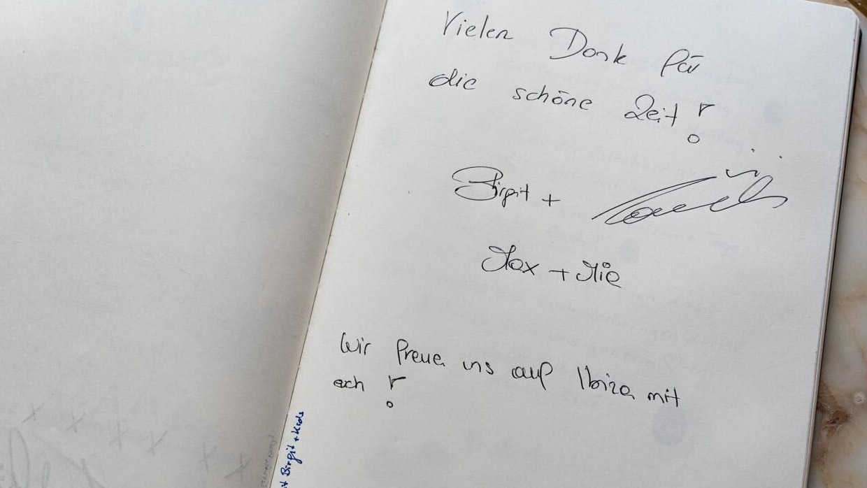 Der skurrile Bieter-Wettstreit um das Gästebuch seiner Italo-Villa