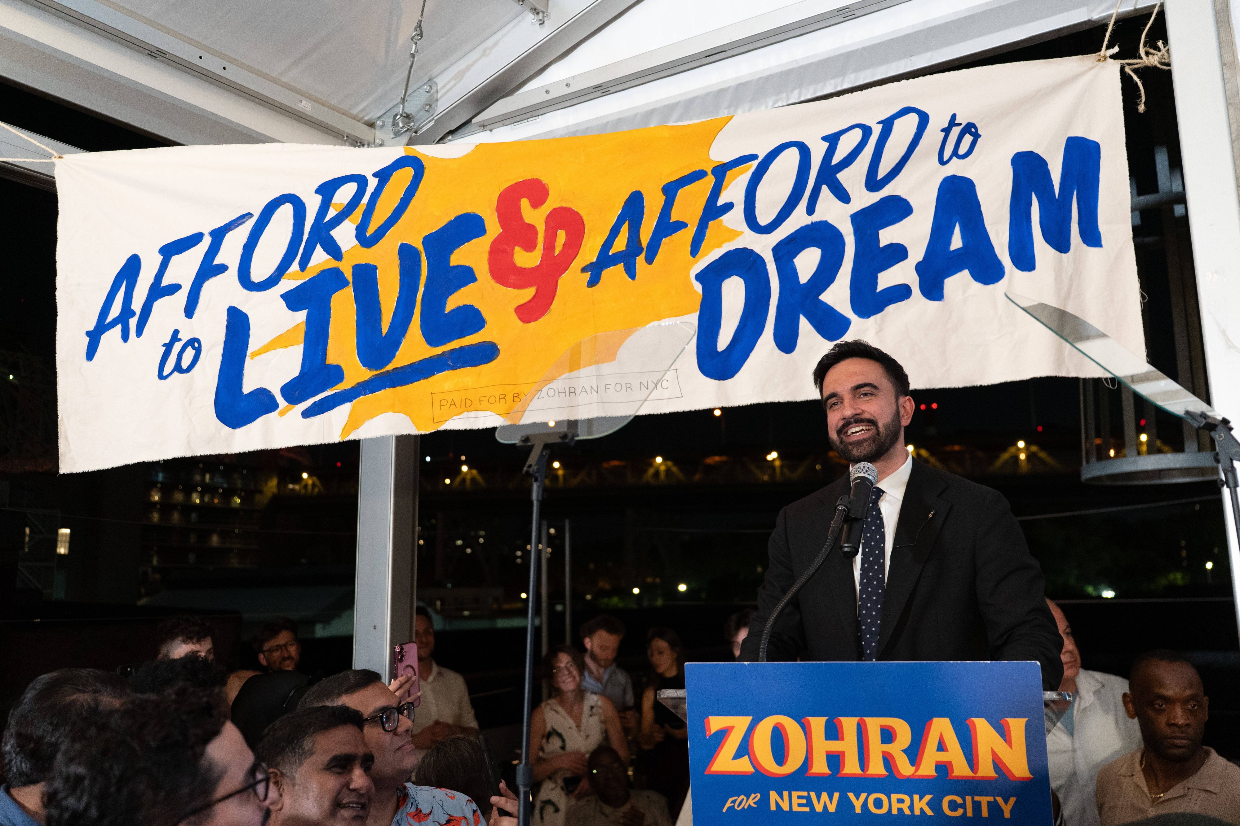 Der Demokrat Zohran Mamdani gewann überraschend die Vorwahlen für das Bürgermeisteramt in New York City.