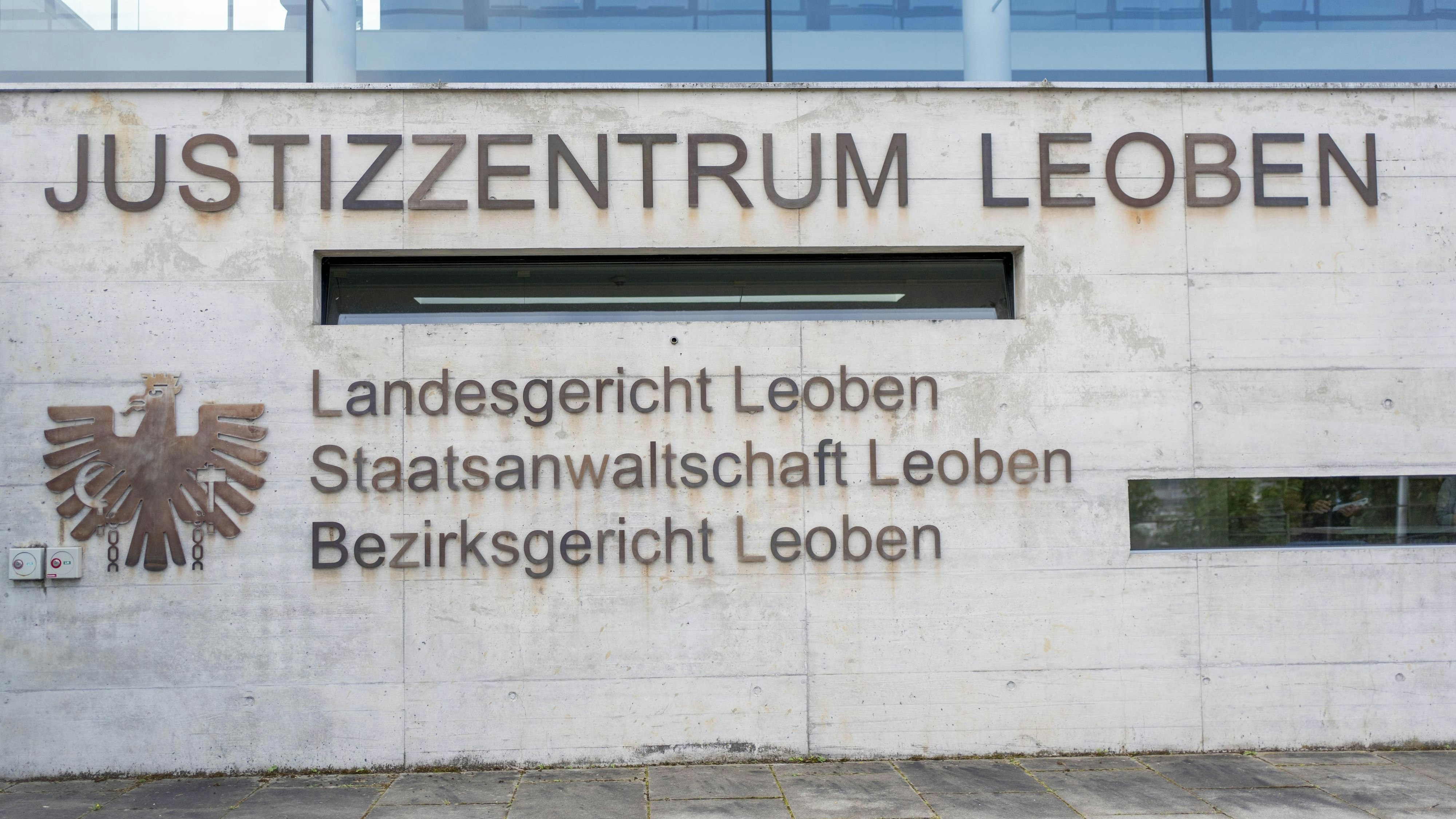 Heute.at - Mit Hirschgeweih & Rohr: Brutale Übergriffe auf Familie