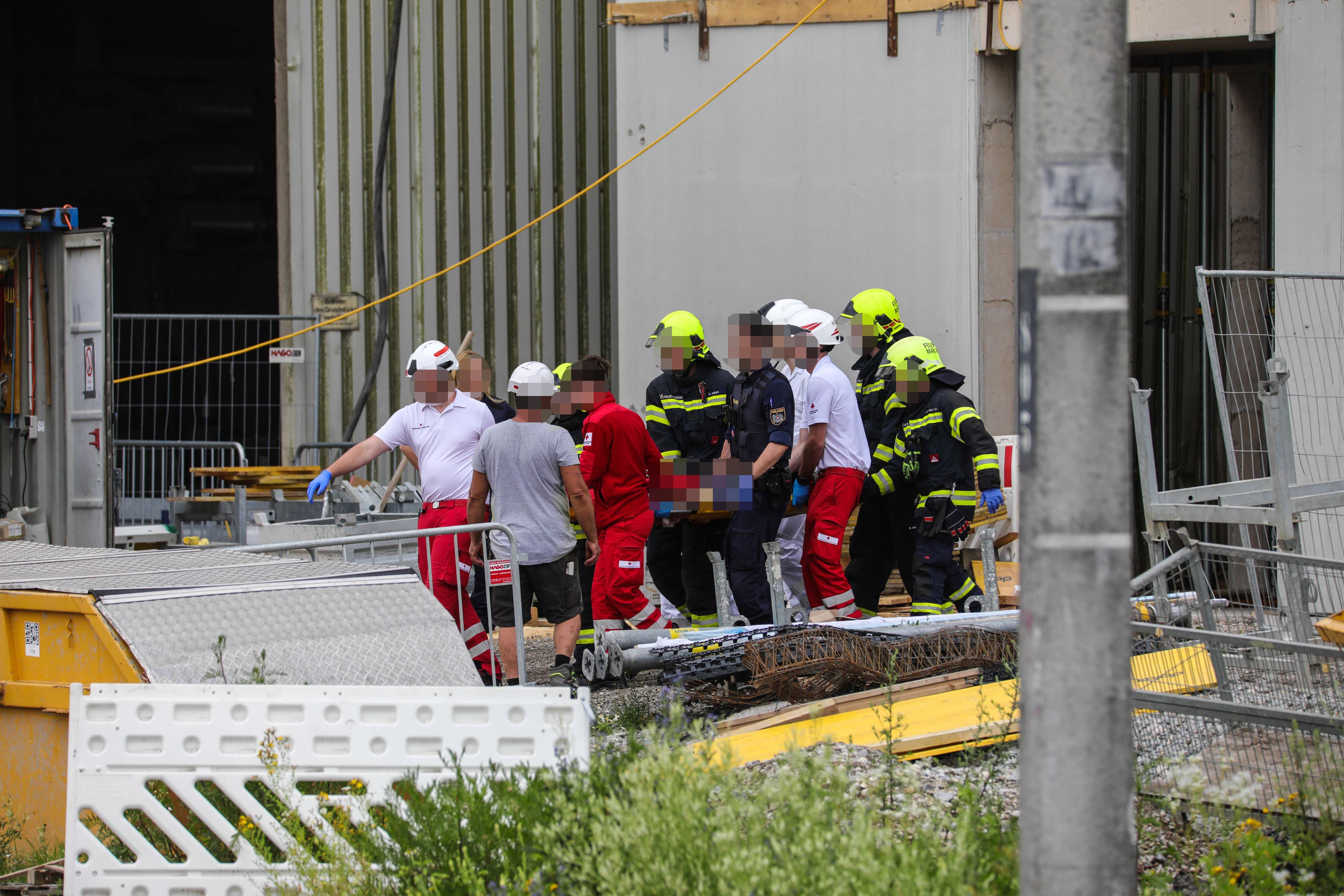 Zwei Arbeiter wurden bei dem Unfall schwer verletzt.