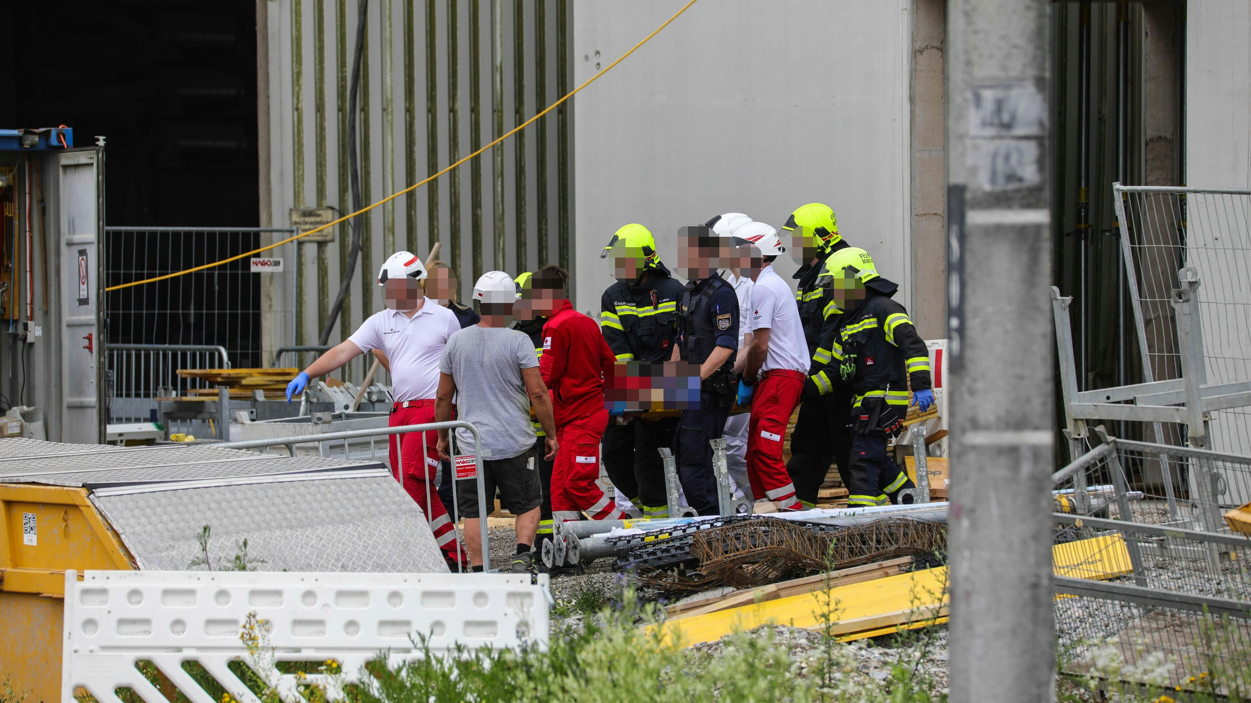 Heute.at - Betonsäule kippt um – zwei Arbeiter schwer verletzt