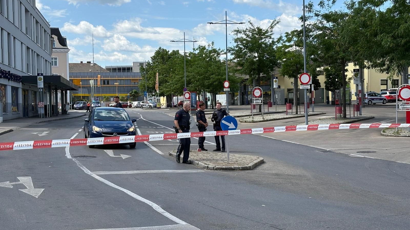Heute.at - Neuer Bombenalarm – Polizeieinsatz in Wiener Neustadt