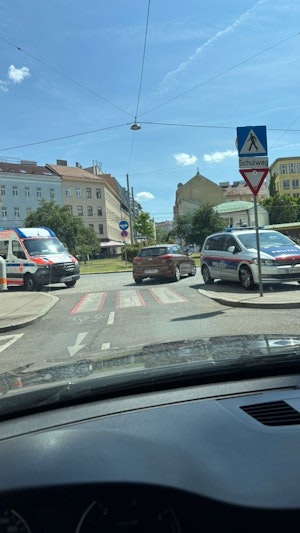 In einem Wohnhaus in Wien-Favoriten flogen am Freitag zwischen mehrere Jugendlichen die Fetzen – bis Polizei und Rettung kamen.