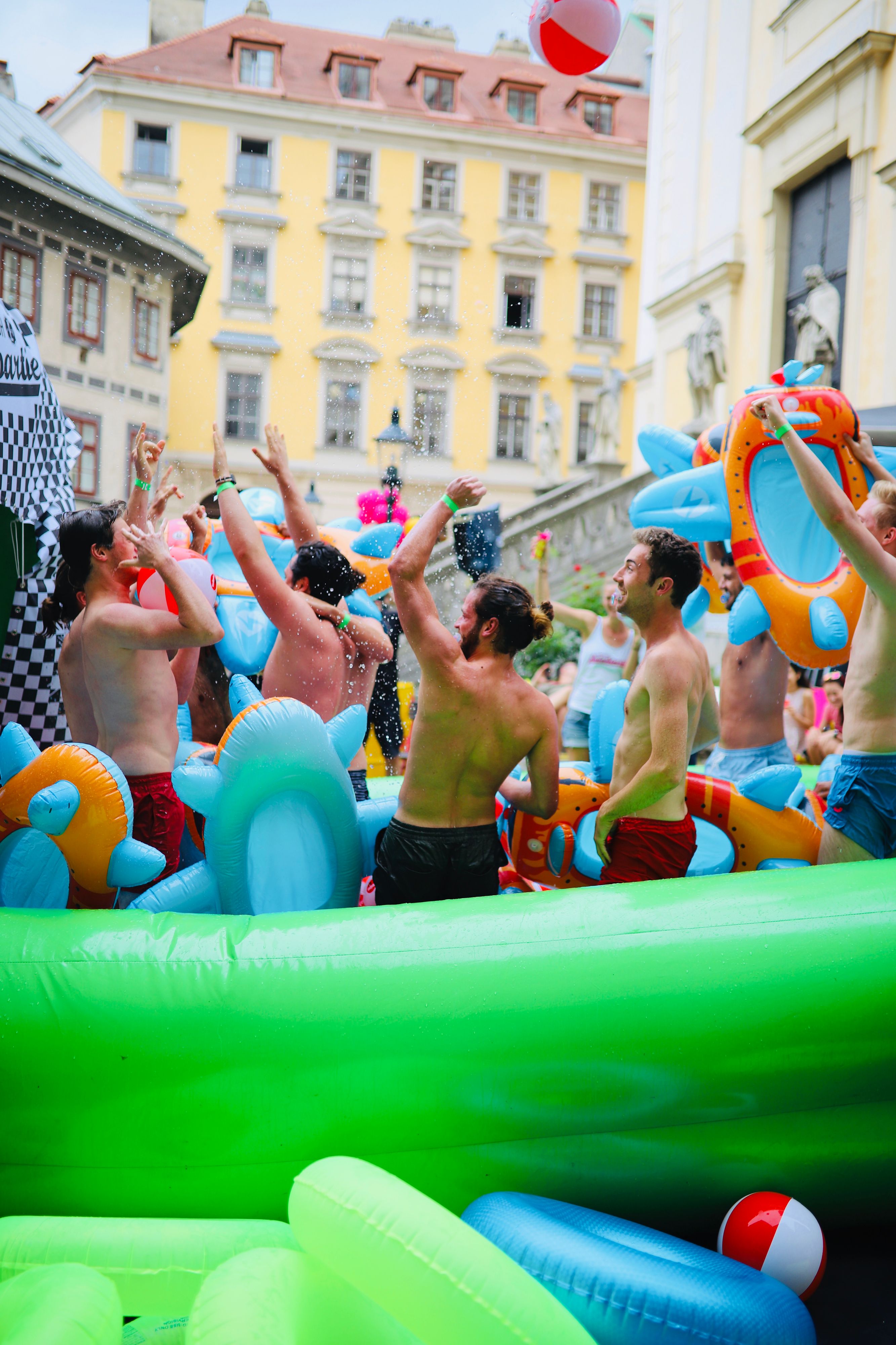 Heute und morgen verwandelt einen gigantische Wasserrutsche den St. Ulrichsplatz.