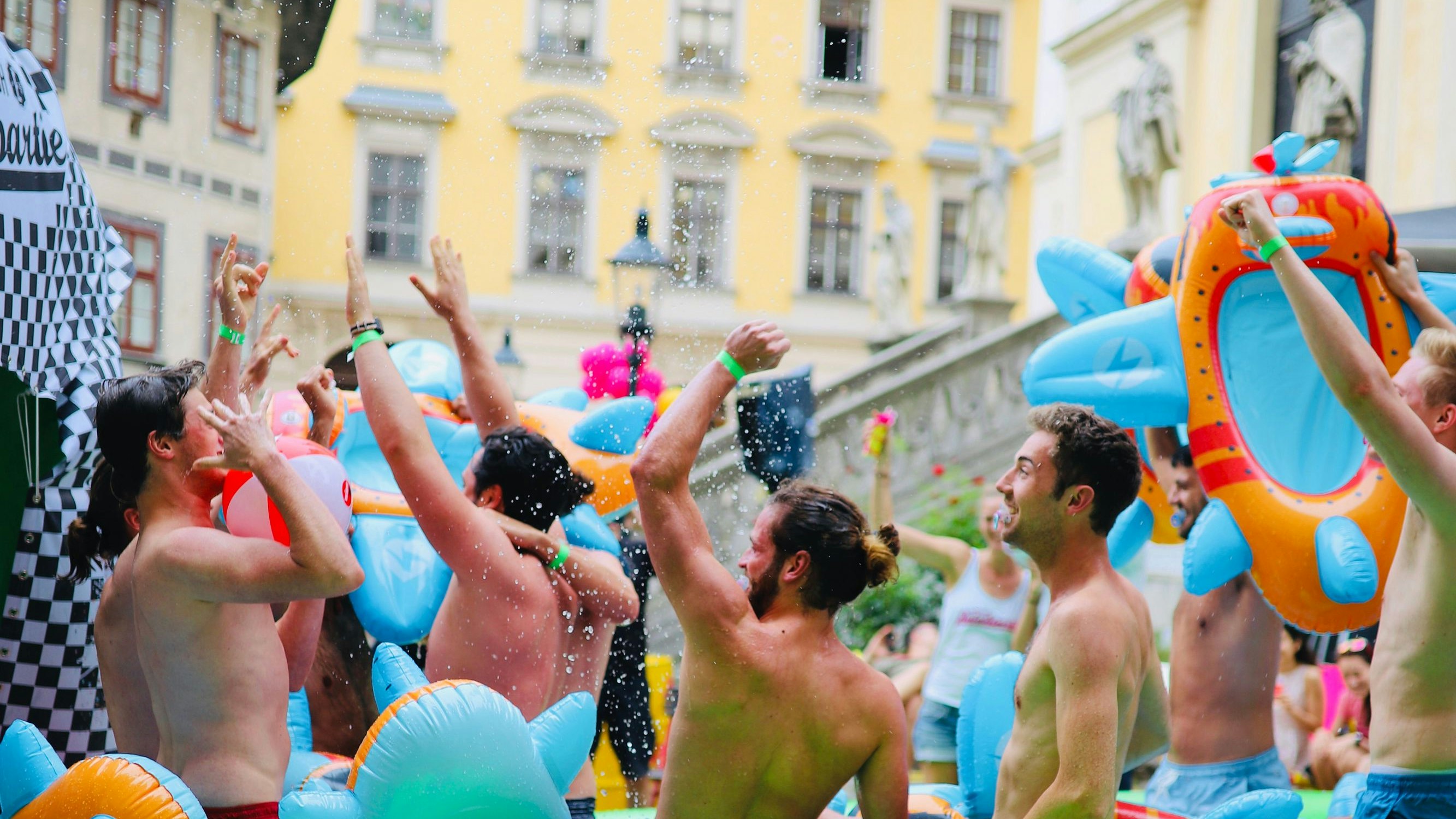 Heute und morgen verwandelt einen gigantische Wasserrutsche den St. Ulrichsplatz.