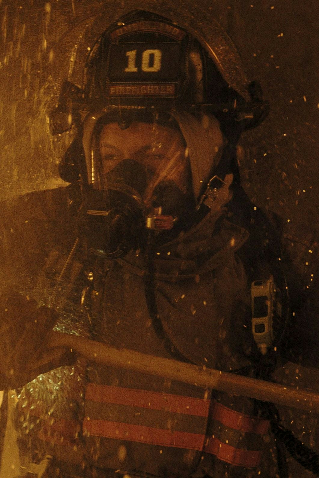 In seinem ersten Leben wäre Dave Gudsen (Taron Egerton) beinahe in einem Feuer umgekommen, das prägt: "Smoke" von Dennis Lehane auf Apple TV+