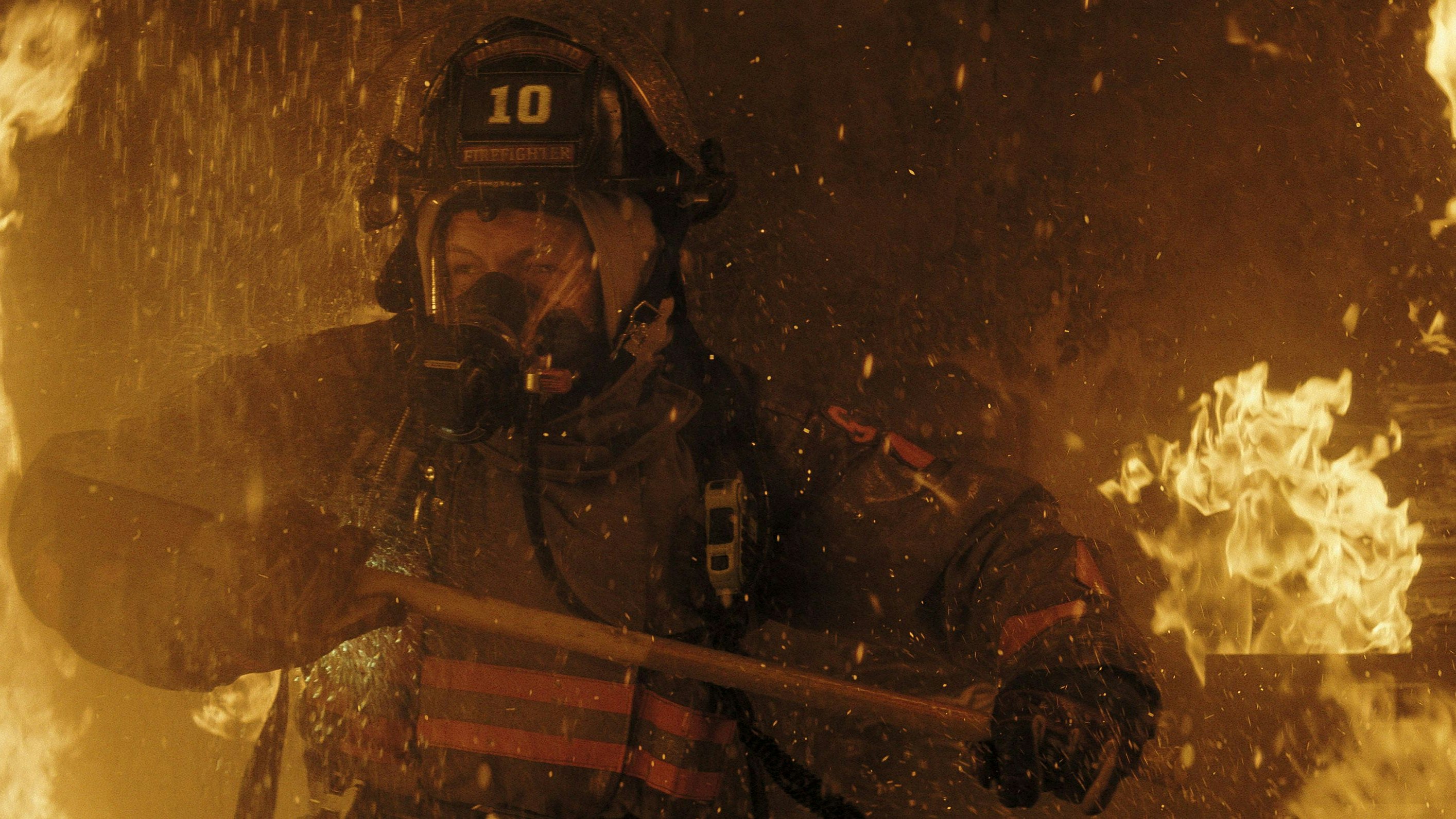 In "Smoke" bekommt es der Brandermittler Dave Gudsen (Taron Egerton) mit gleich zwei Serienbrandstiftern zu tun