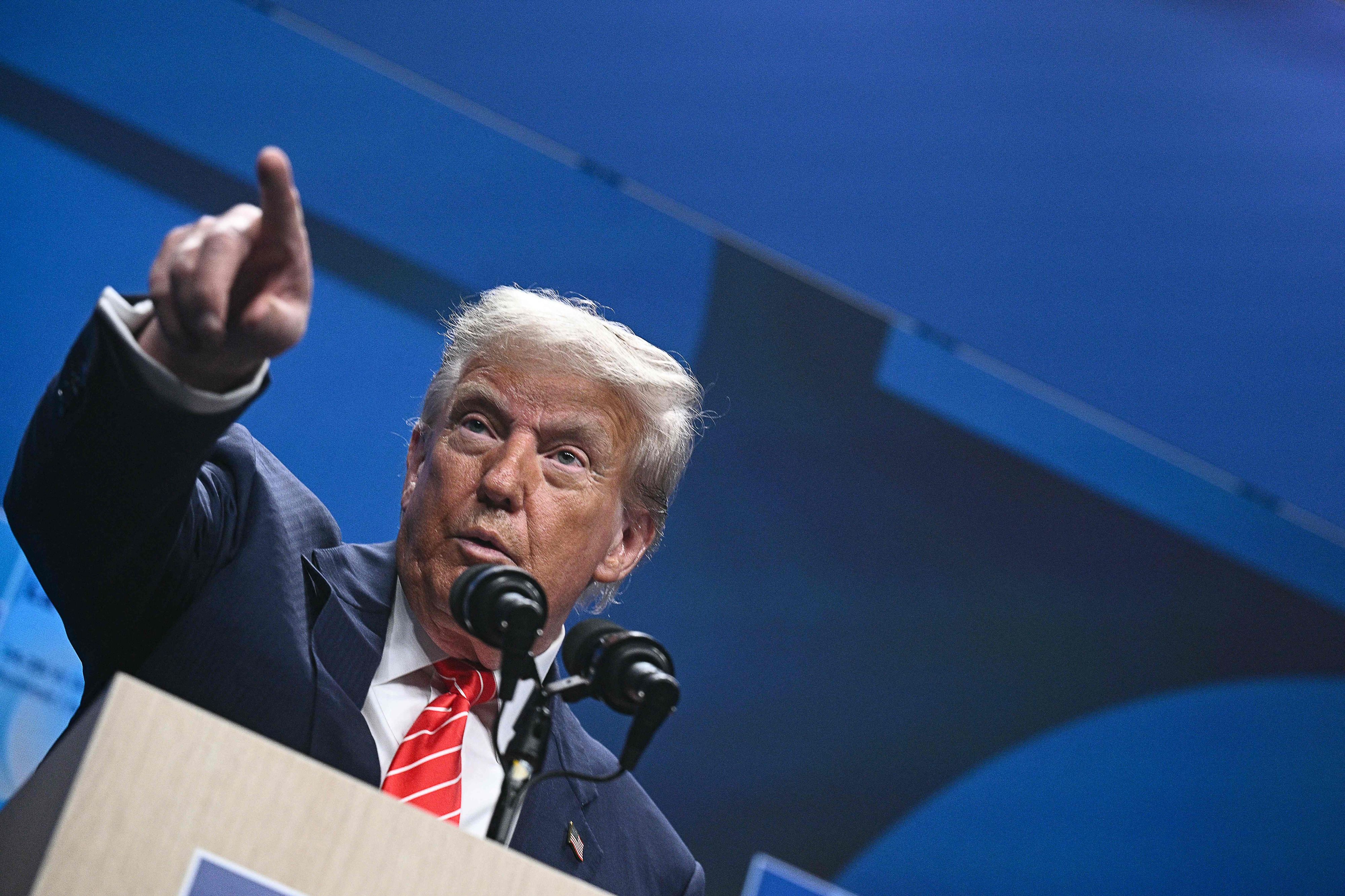 Donald Trump fordert die Entlassung von Reportern.