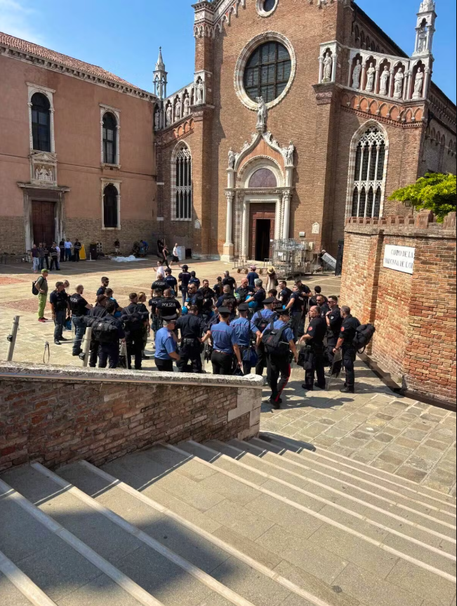 Damit sie um die Kirche Madonna dell’Orto unter Ausschluss der Öffentlichkeit feiern konnten, waren viele Polizisten im Einsatz.