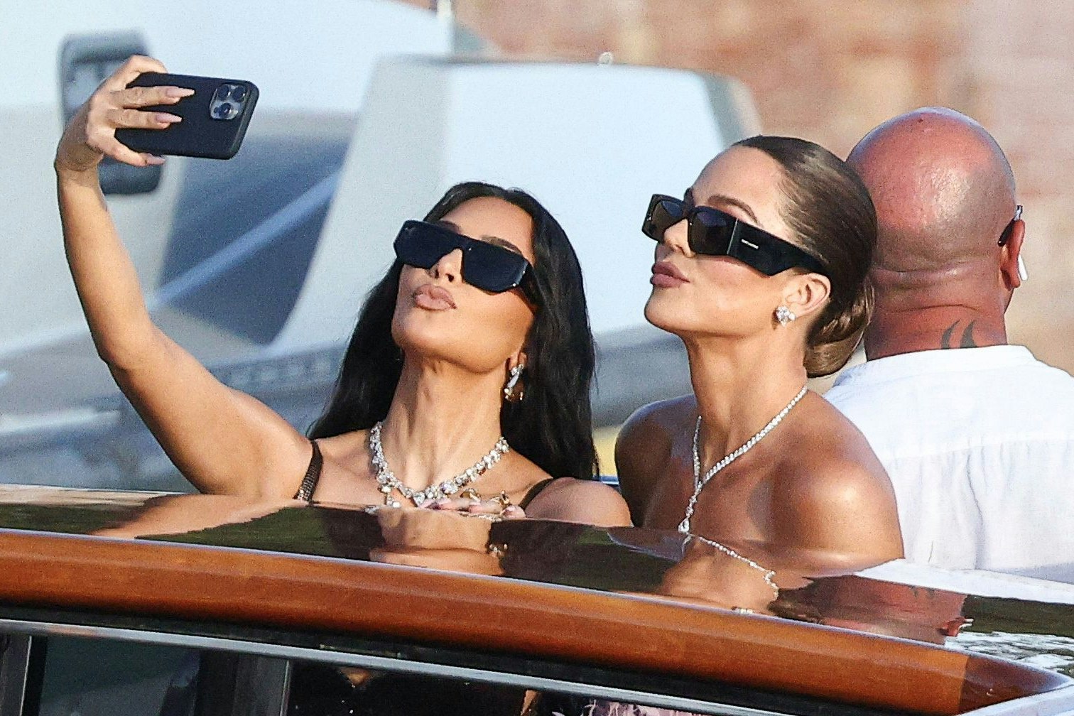 Kim Kardashian und Khloe Kardashian: ein Selfie in Ehren, kann niemand verwehren