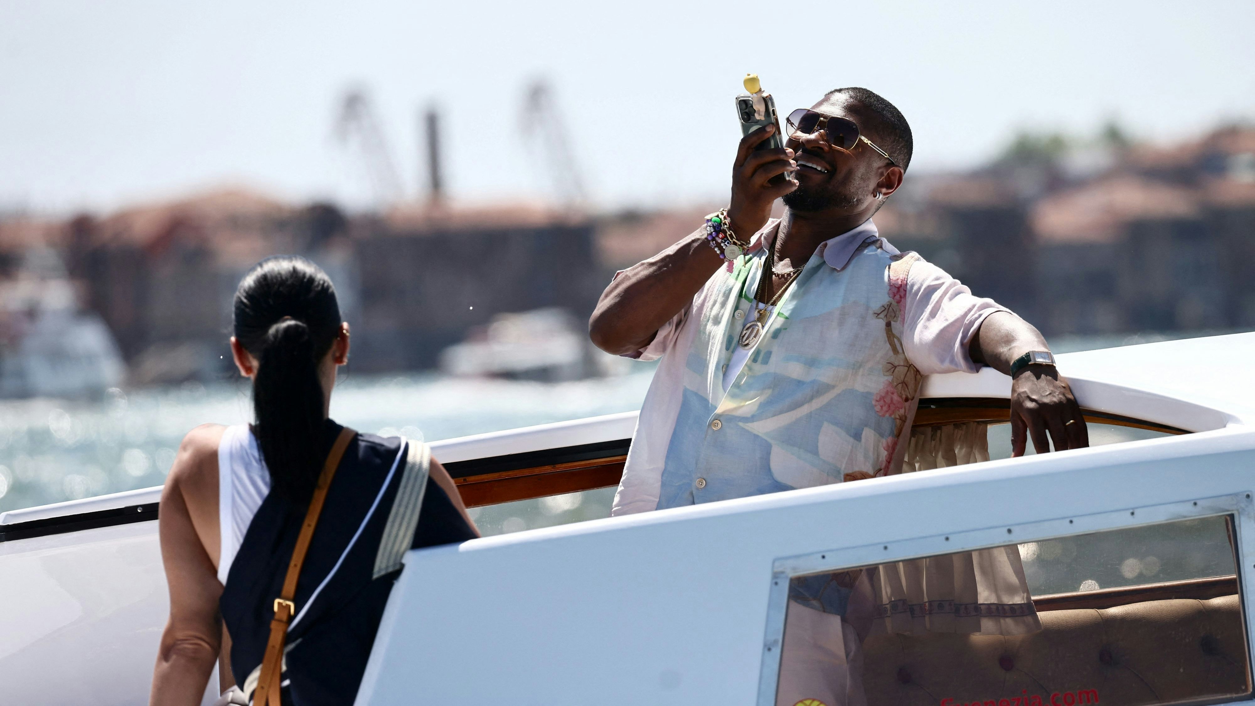 Usher erzählt seinem Smartphone, wie es auf der Hochzeit ist