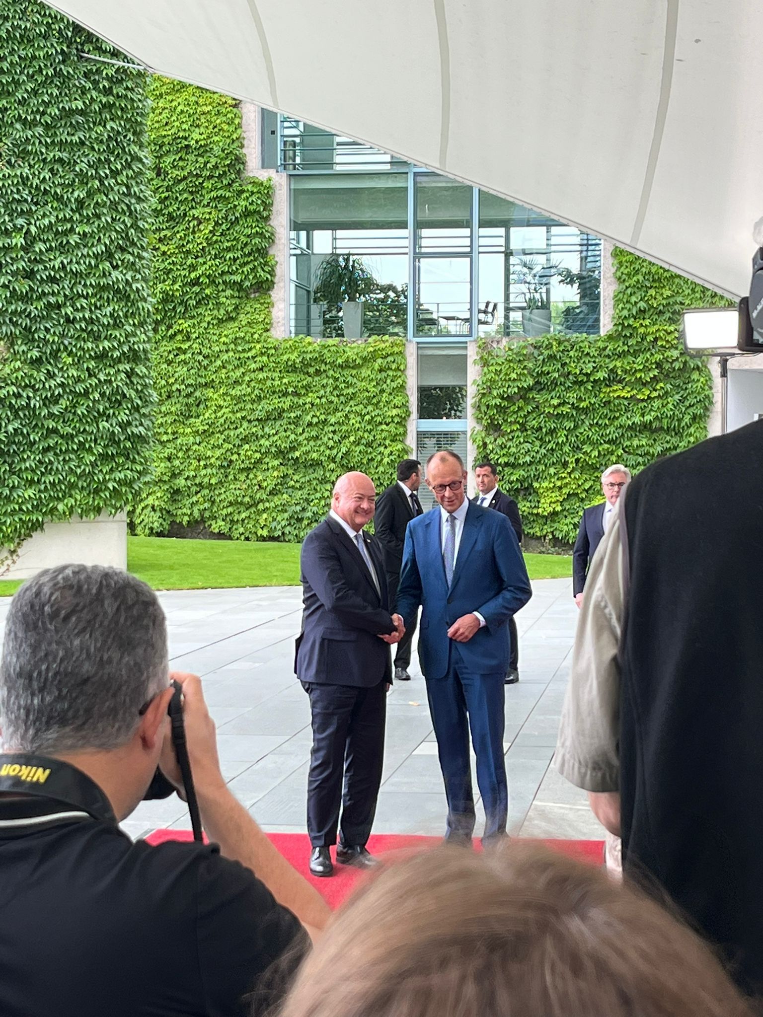 Bundeskanzler Christian Stocker hat seinen deutschen Amtskollegen Friedrich Merz zu den Salzburger Festspielen eingeladen.