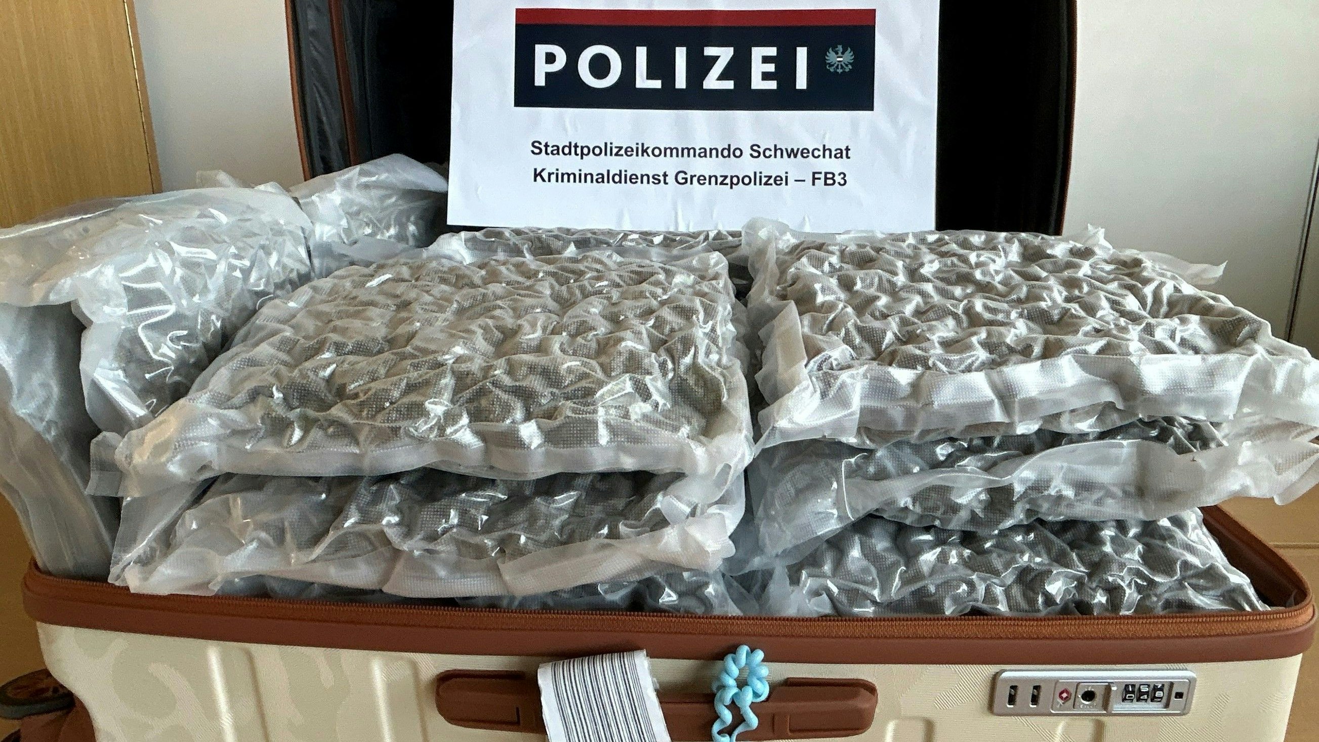 Das Gepäckstück befand sich im Transitgepäck eines Fluges von Bangkok und sollte nach London weitertransportiert werden.